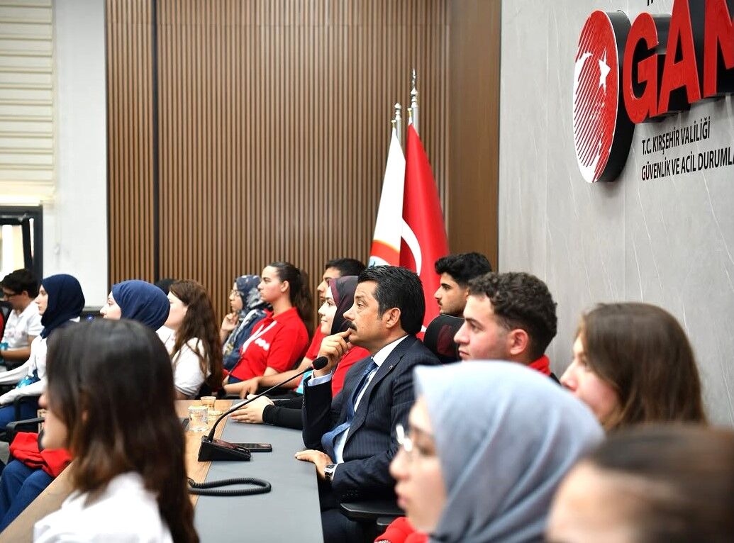 81 Ilden Kırşehir’e Uzanan Buluşmada Vali Demiryürek Gençlerle Buluştu (6)