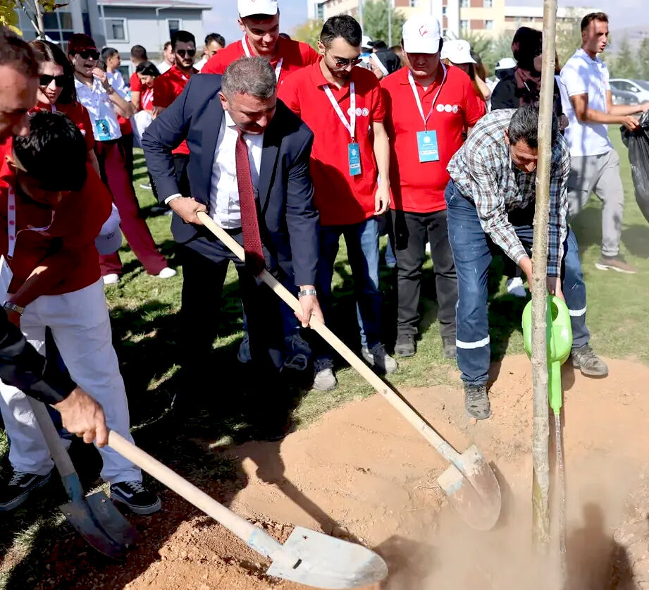 81 Ilin Toprağı Kırşehir’de Buluştu ‘Genç Ahiler Ormanı’ Için Ilk Fidanlar Dikildi (7)