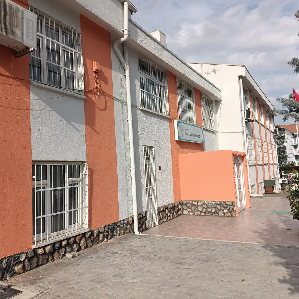 Her Zaman Değişim Güzeldir. Dış Cephe Boyamızda Küçük Bir Değişiklik Yaptık. (2)