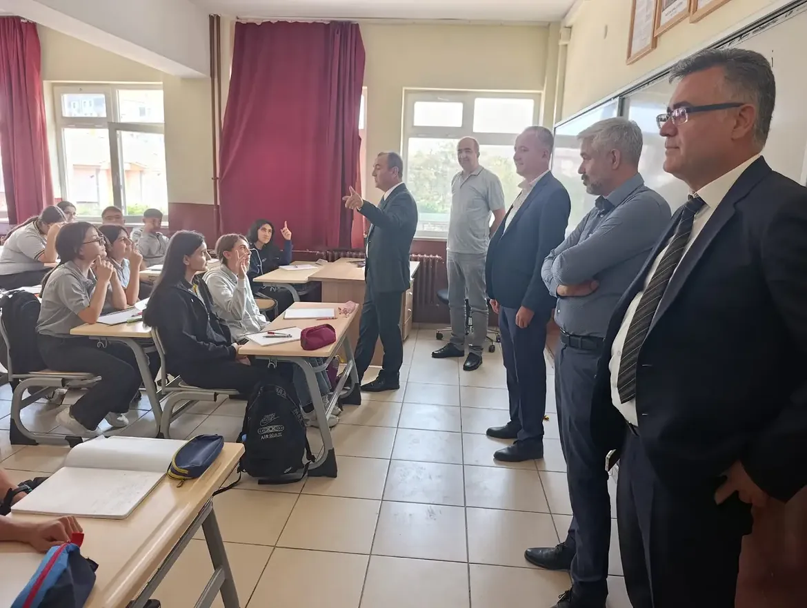 İlçe Milli Eğitim Müdürü Halil İman Ve Şube Müdürleri Raşit Şahi̇n Ve Özkan Durmuş Ilçemiz Kaman (2)