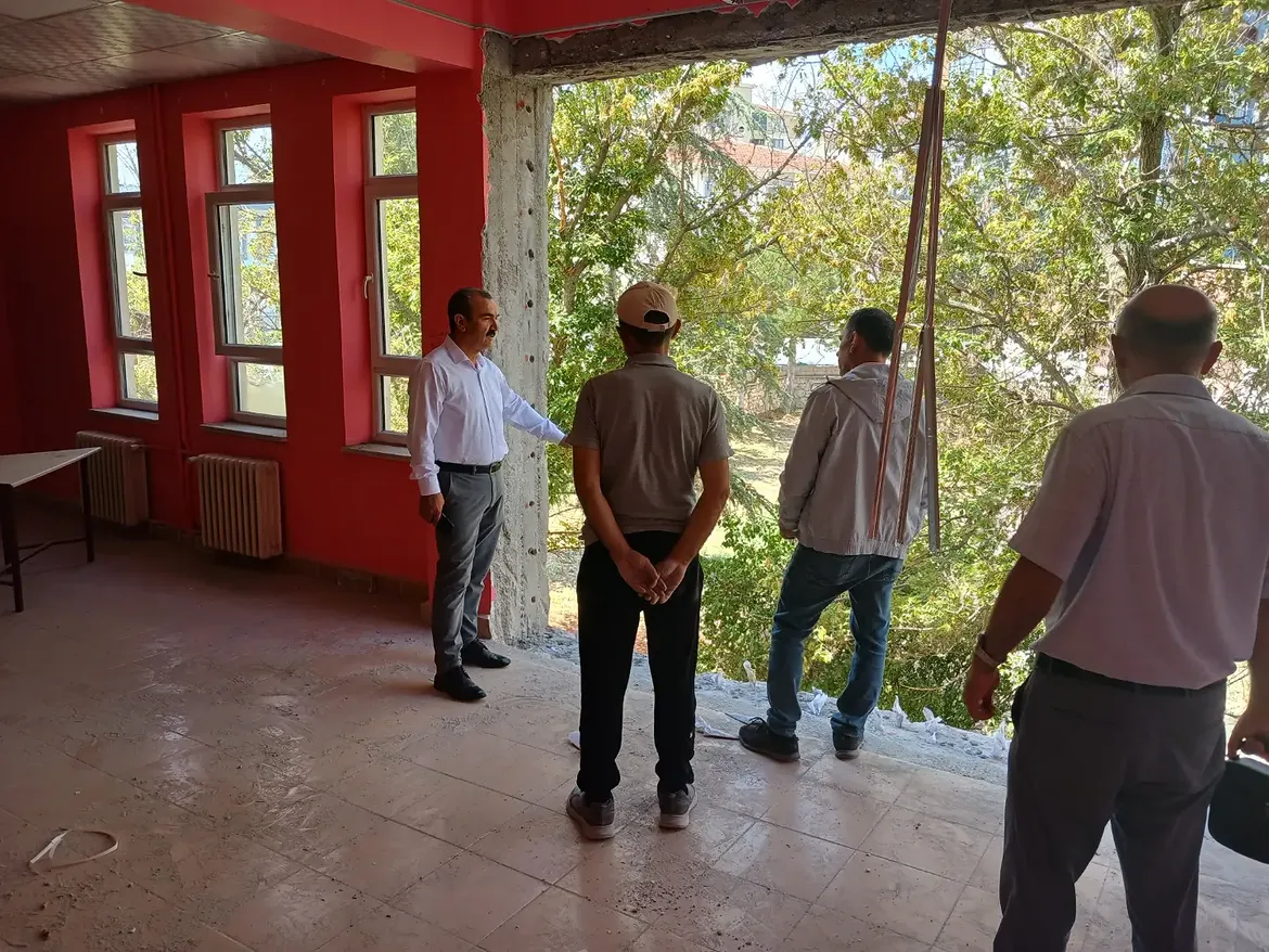 İlçe Milli Eğitim Müdürü Halil İman Ve Şube Müdürü Murat Şahi̇n Ilçemiz Kaman Bilim Ve Sanat Mer (2)