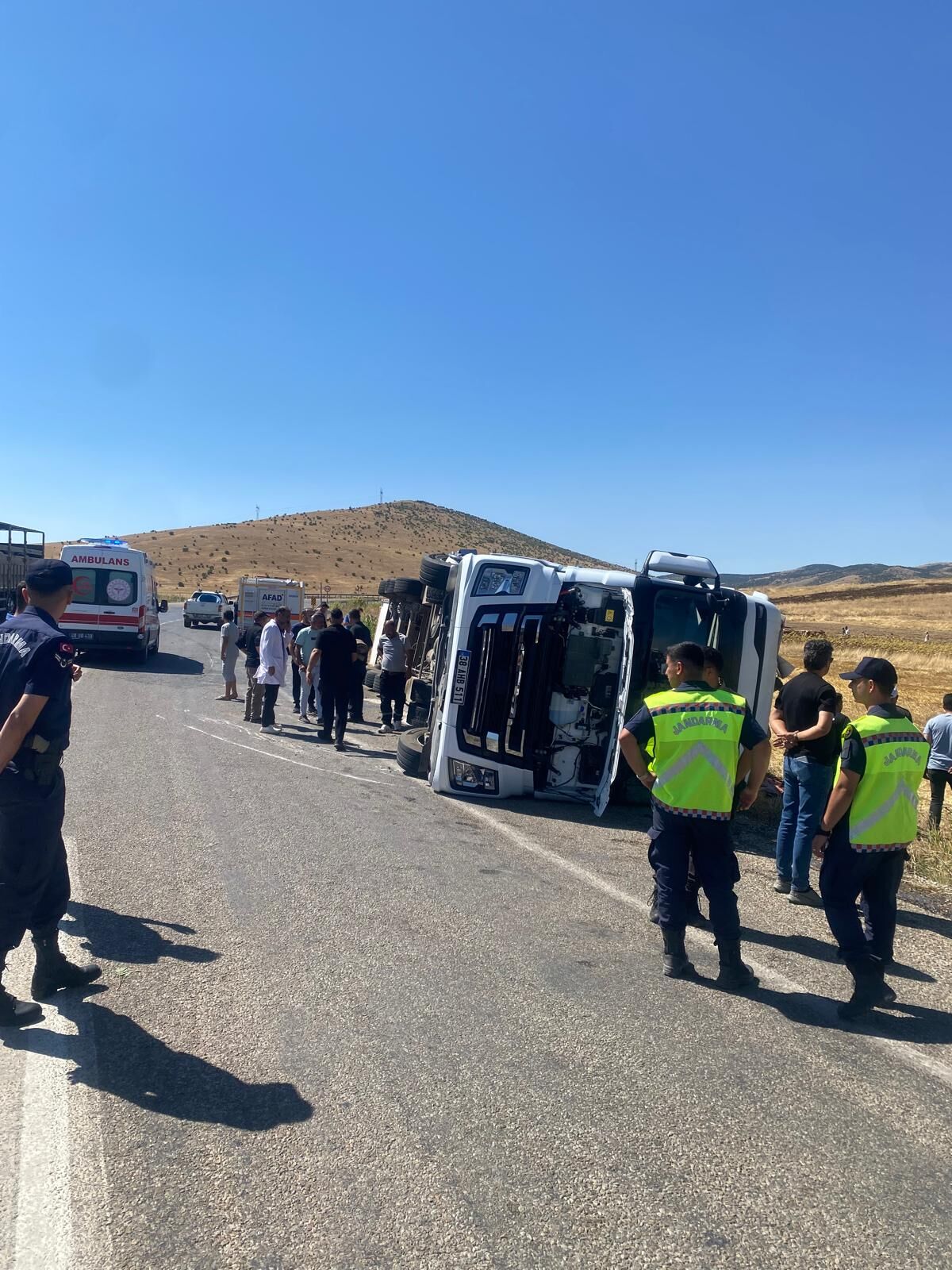 Kırşehir Boztepe Yolunda Hayvan Yüklü Tir Devrildi 1