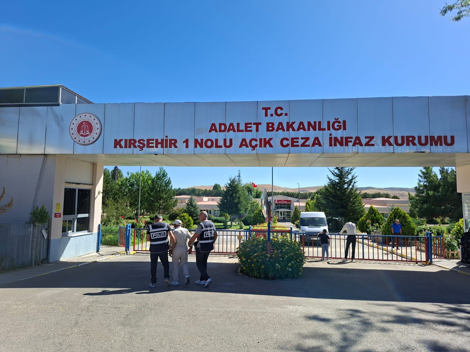 Kırşehir’de 26 Yıl 24 Ay Hapis Cezasıyla Aranan Şahıs Yakalandı (2)
