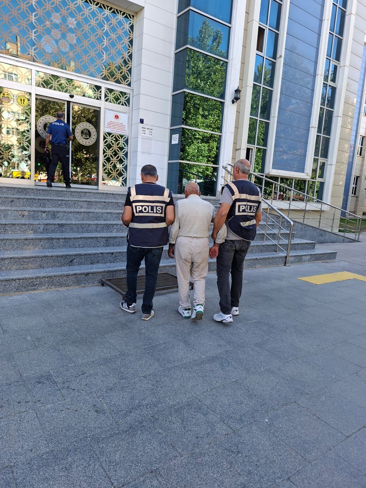Kırşehir’de 26 Yıl 24 Ay Hapis Cezasıyla Aranan Şahıs Yakalandı (4)