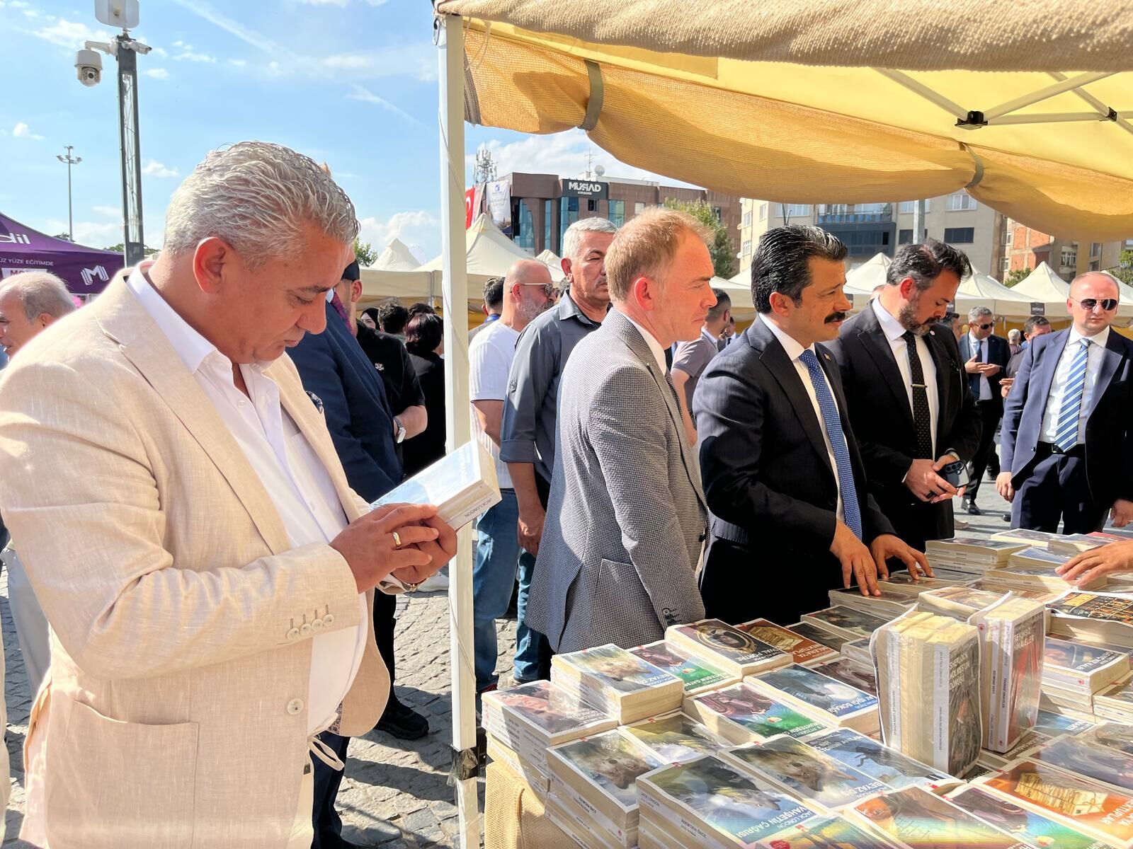 Kırşehir’de Ahi Kitap Fuarı Açıldı! Öğrencilere Kitap Hediye Çeki Verildi (10)