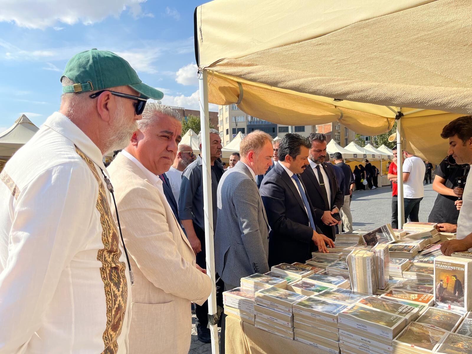 Kırşehir’de Ahi Kitap Fuarı Açıldı! Öğrencilere Kitap Hediye Çeki Verildi (11)