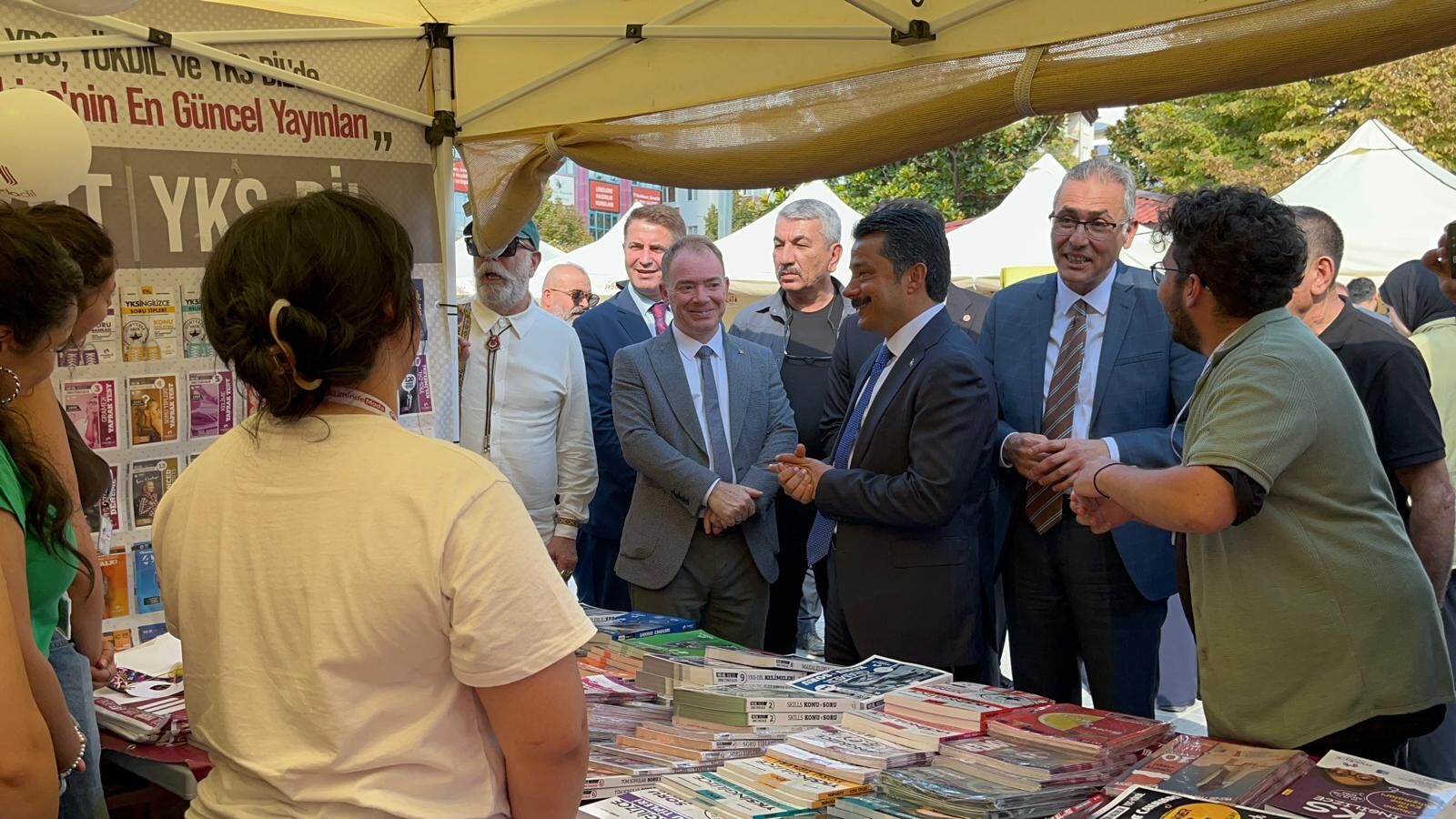Kırşehir’de Ahi Kitap Fuarı Açıldı! Öğrencilere Kitap Hediye Çeki Verildi (12)