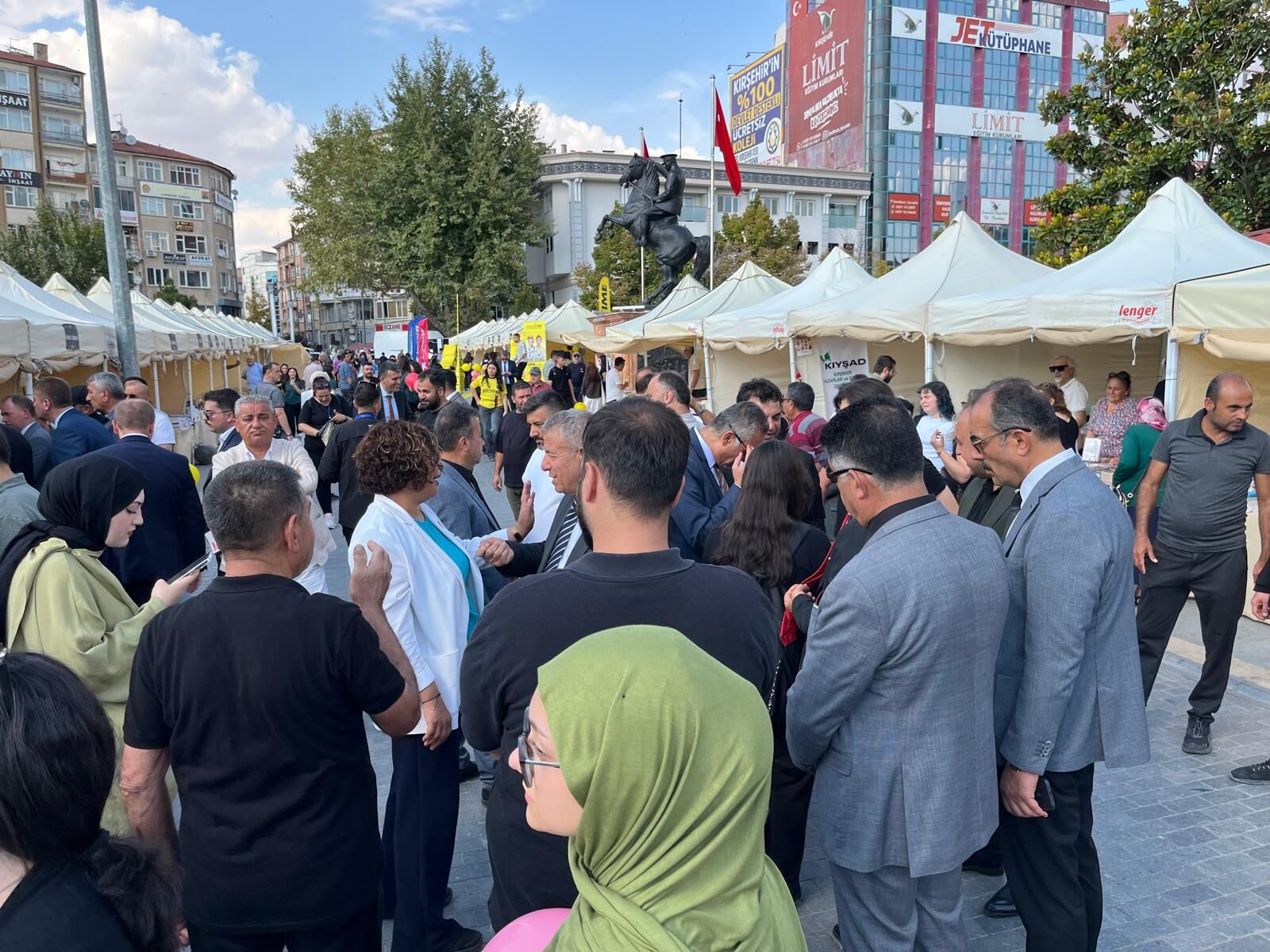 Kırşehir’de Ahi Kitap Fuarı Açıldı! Öğrencilere Kitap Hediye Çeki Verildi (15)