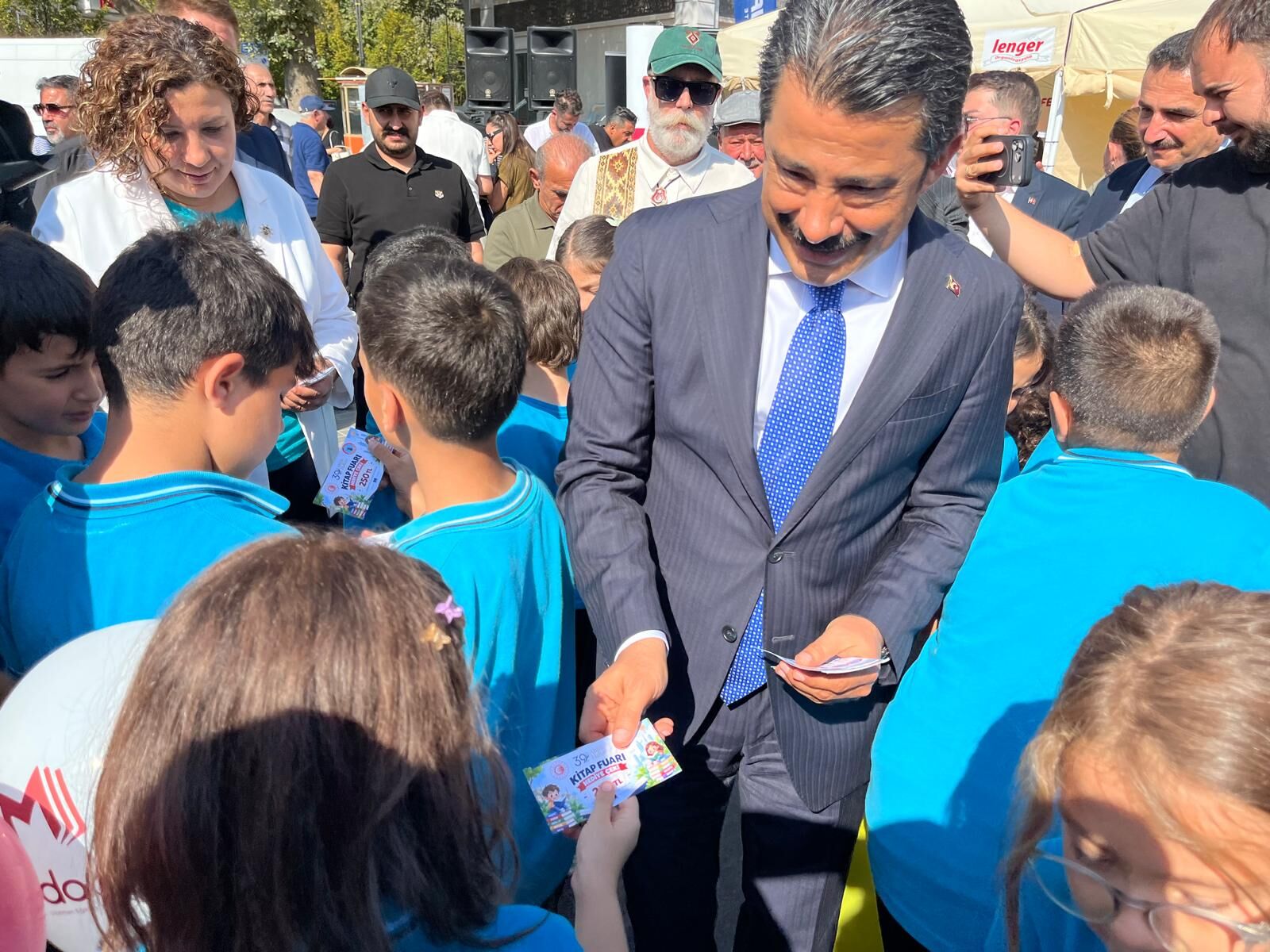 Kırşehir’de Ahi Kitap Fuarı Açıldı! Öğrencilere Kitap Hediye Çeki Verildi (16)