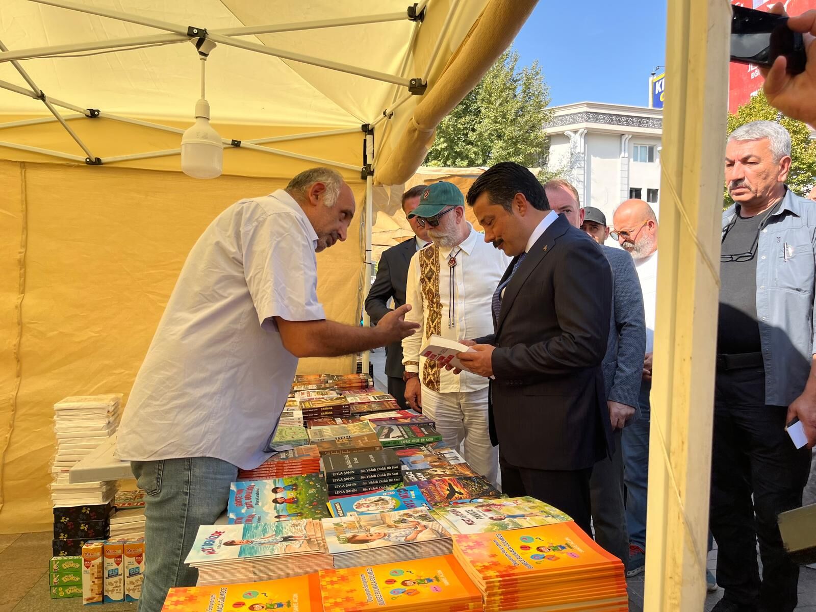 Kırşehir’de Ahi Kitap Fuarı Açıldı! Öğrencilere Kitap Hediye Çeki Verildi (17)
