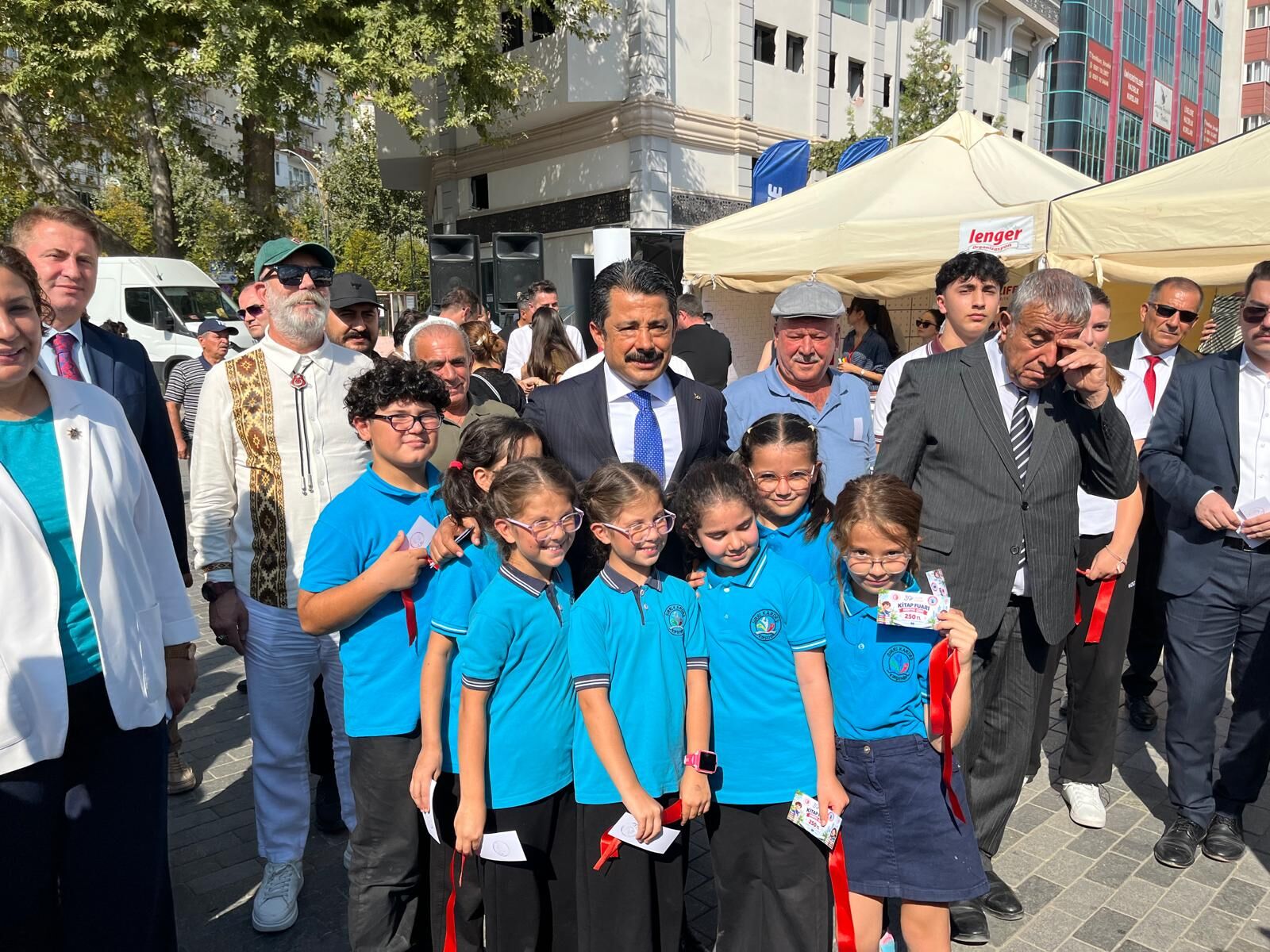 Kırşehir’de Ahi Kitap Fuarı Açıldı! Öğrencilere Kitap Hediye Çeki Verildi (3)