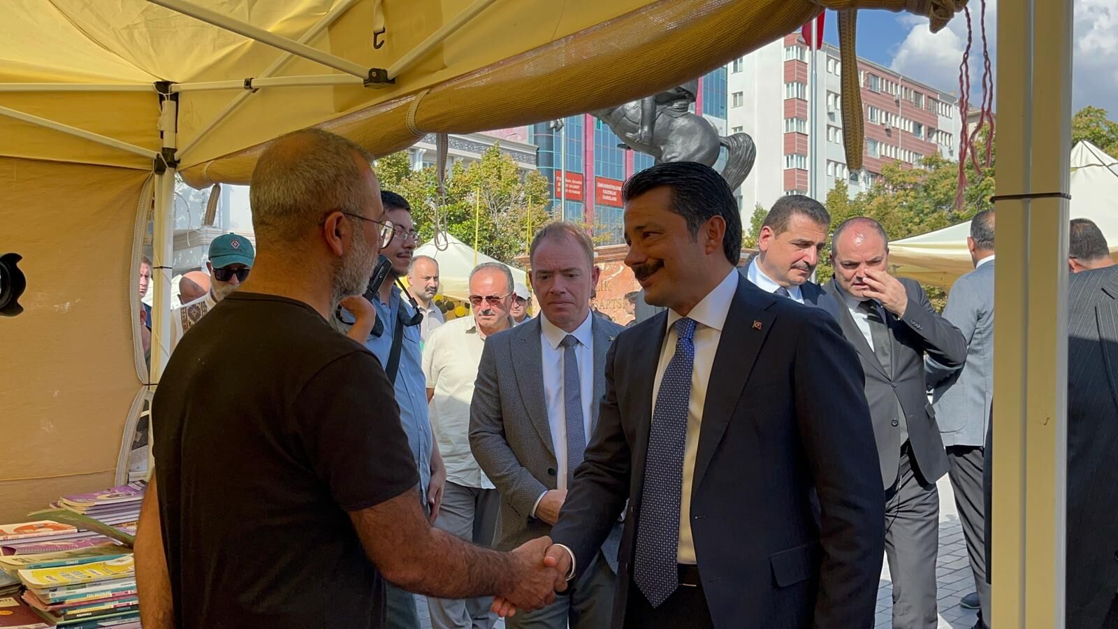 Kırşehir’de Ahi Kitap Fuarı Açıldı! Öğrencilere Kitap Hediye Çeki Verildi (7)