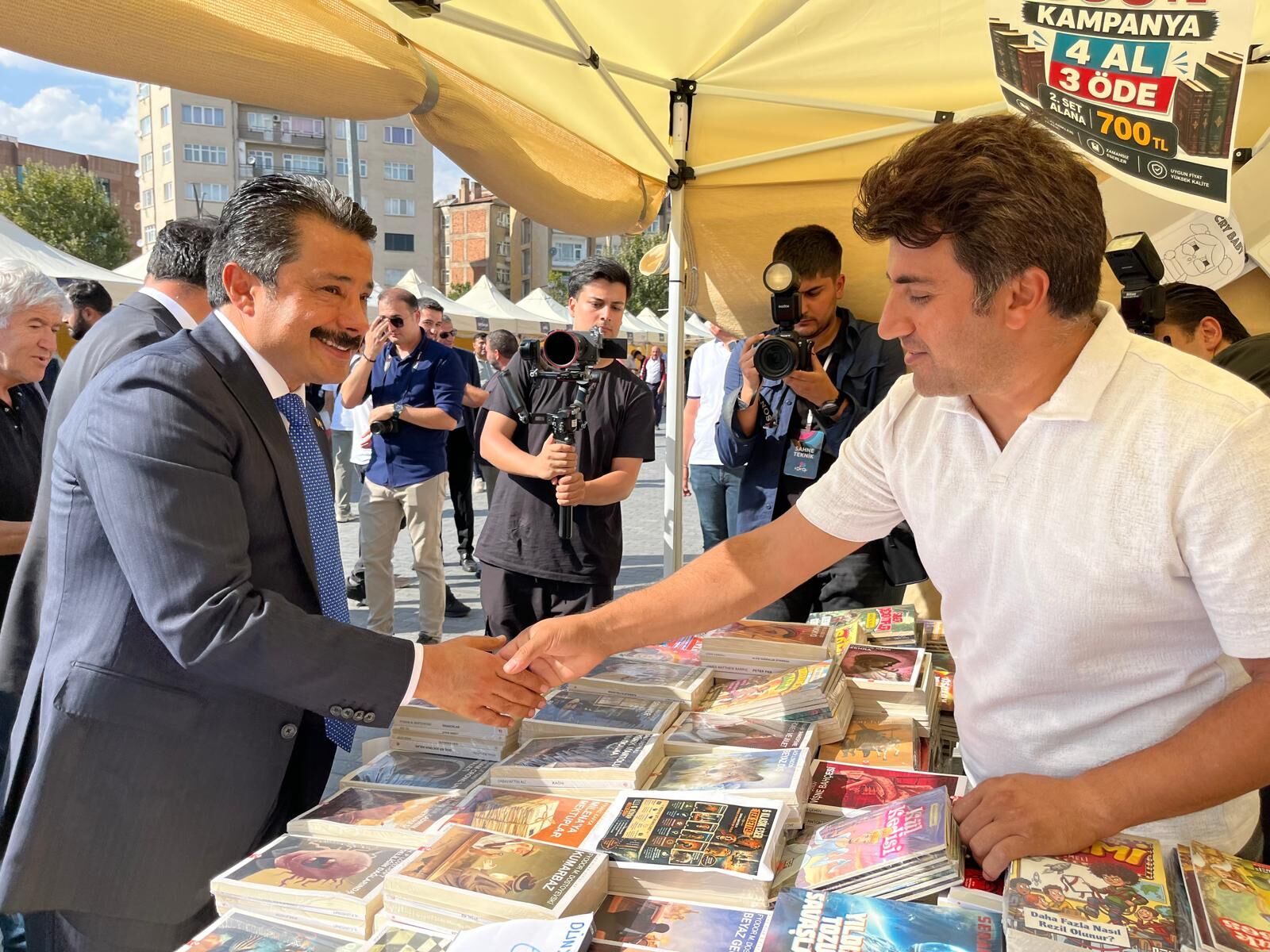 Kırşehir’de Ahi Kitap Fuarı Açıldı! Öğrencilere Kitap Hediye Çeki Verildi (9)