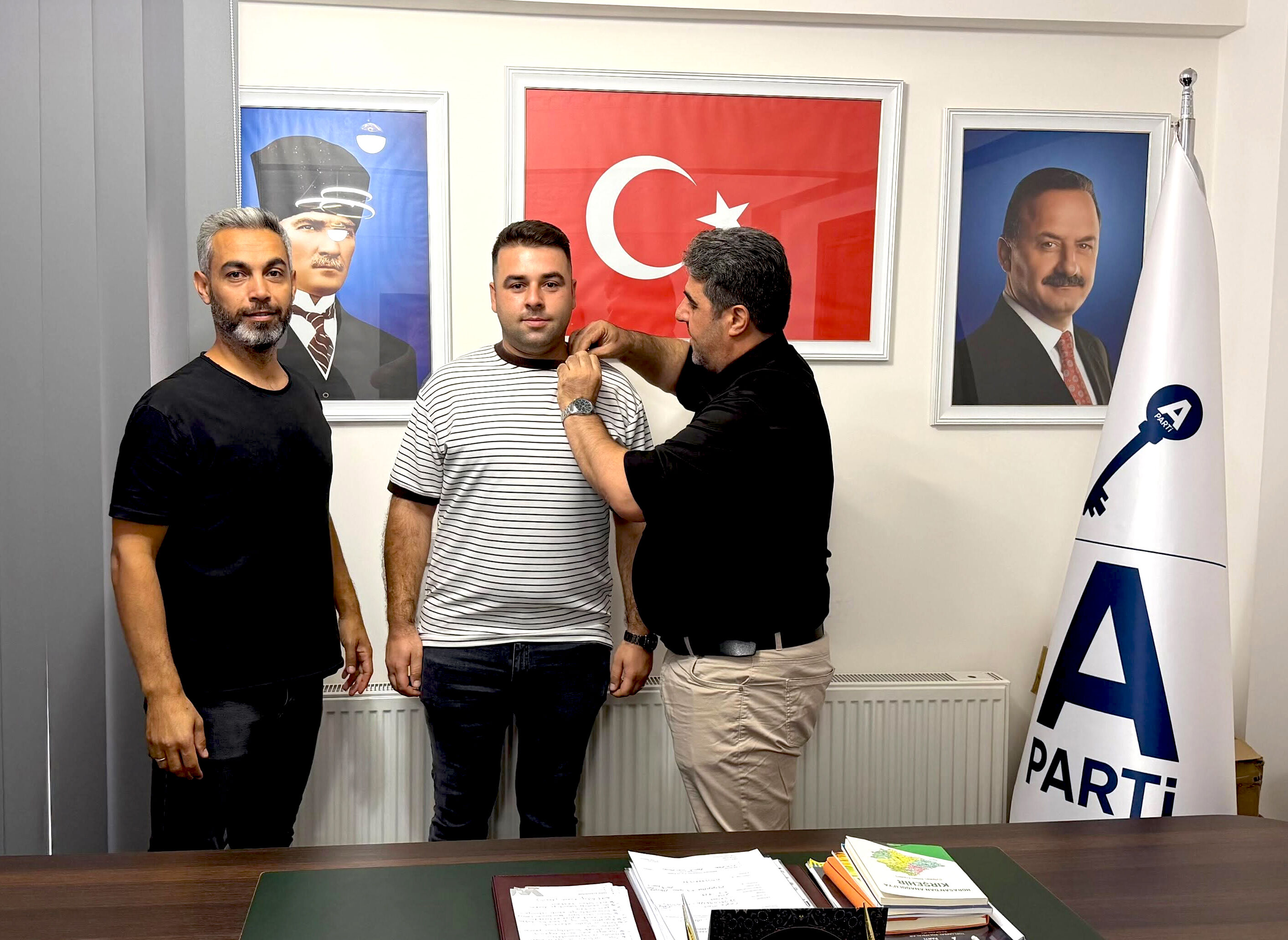 Kırşehir’de Anahtar Parti’ye Yeni Katılım Rozetleri Başkan Kaya Taktı (1)