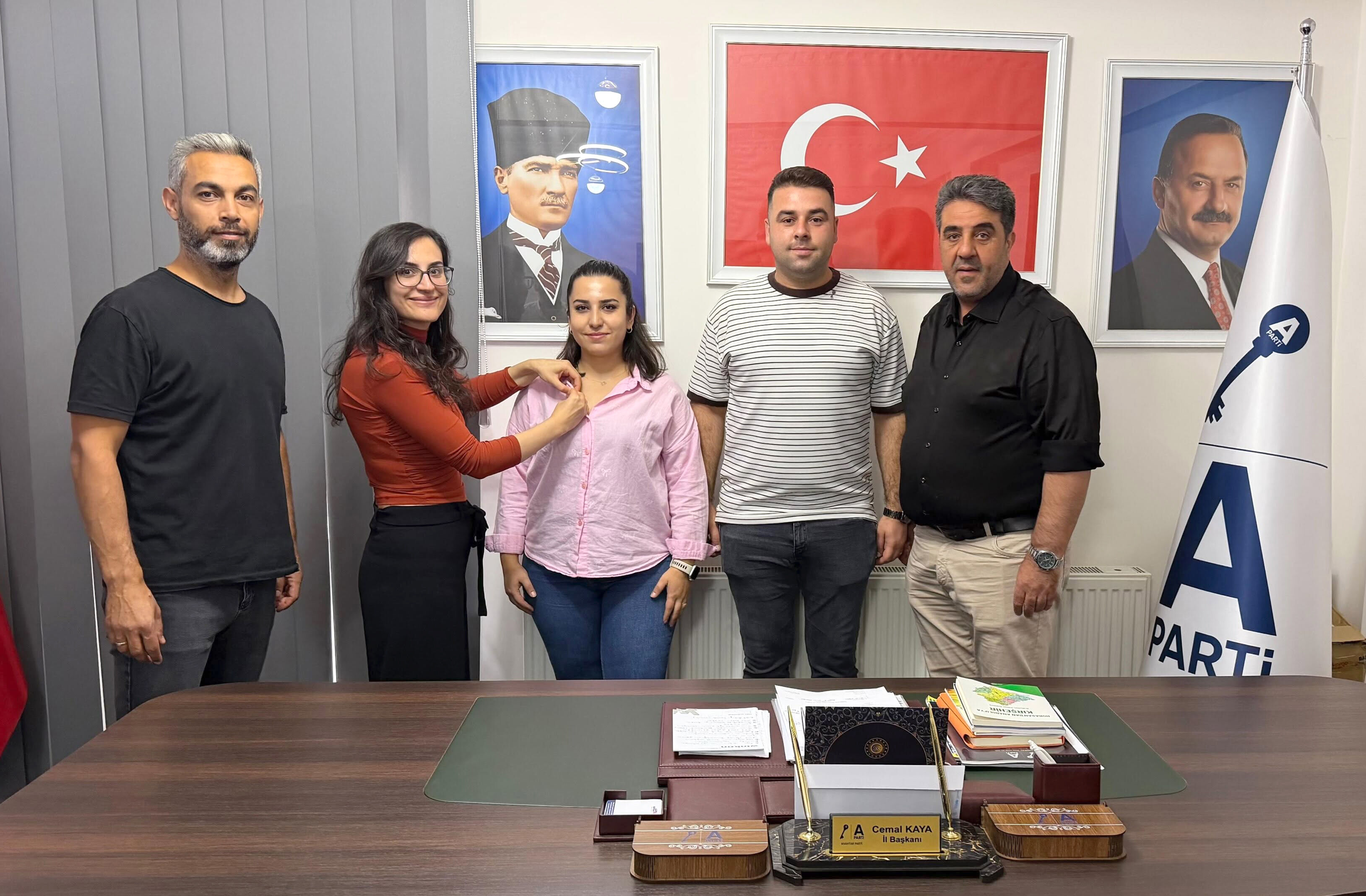 Kırşehir’de Anahtar Parti’ye Yeni Katılım Rozetleri Başkan Kaya Taktı (2)