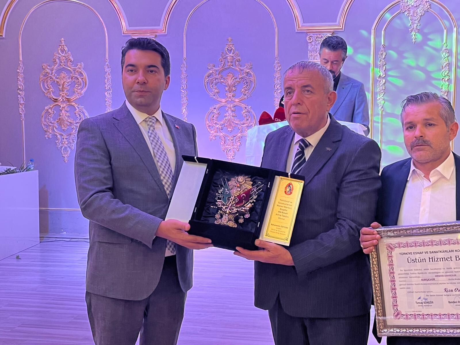 Kırşehir’de Esnaf Gecesi Düzenlendi, Yılın Esnaflarına Üstün Hizmet Belgesi Verildi (16)