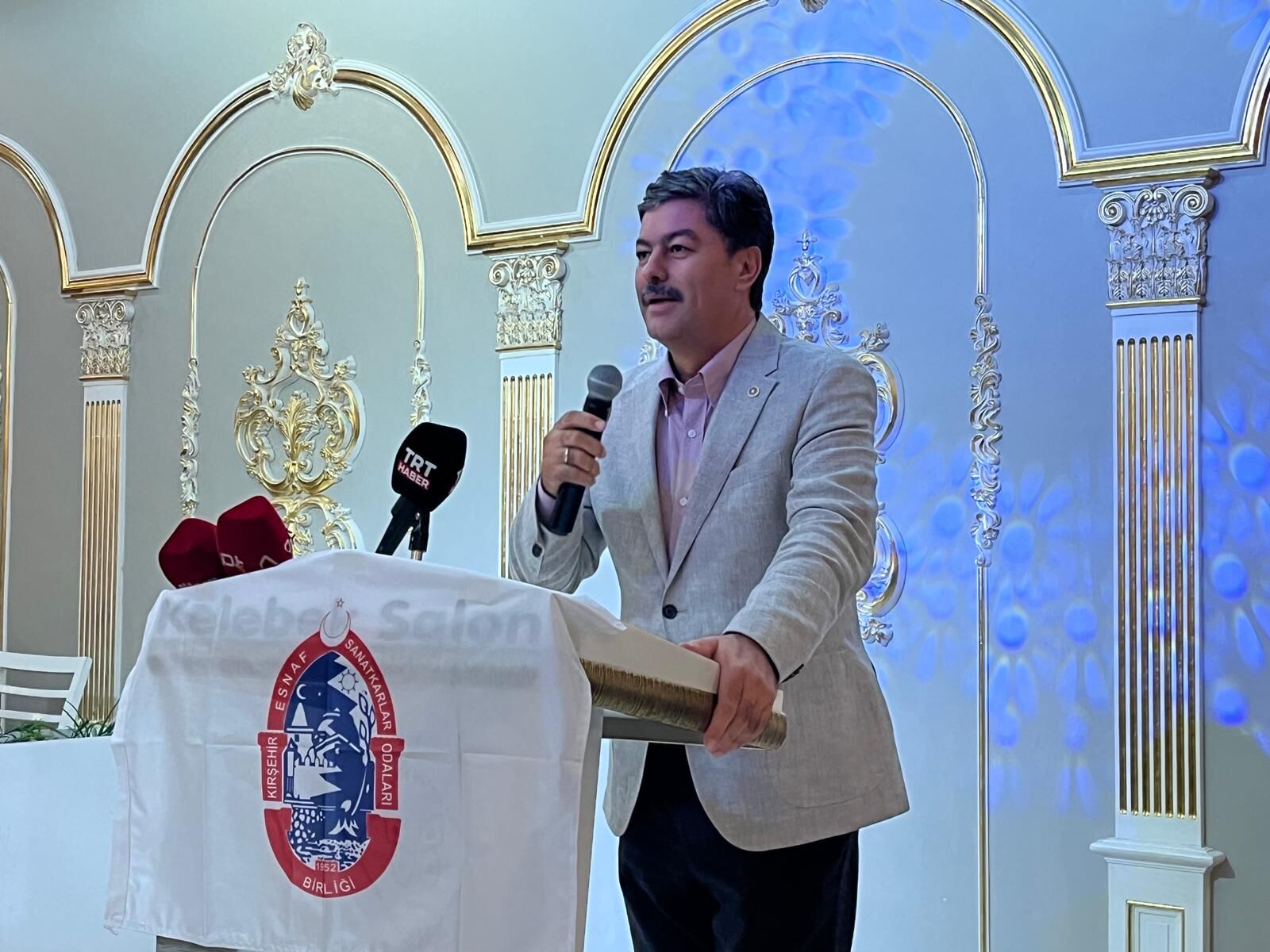 Kırşehir’de Esnaf Gecesi Düzenlendi, Yılın Esnaflarına Üstün Hizmet Belgesi Verildi (2)