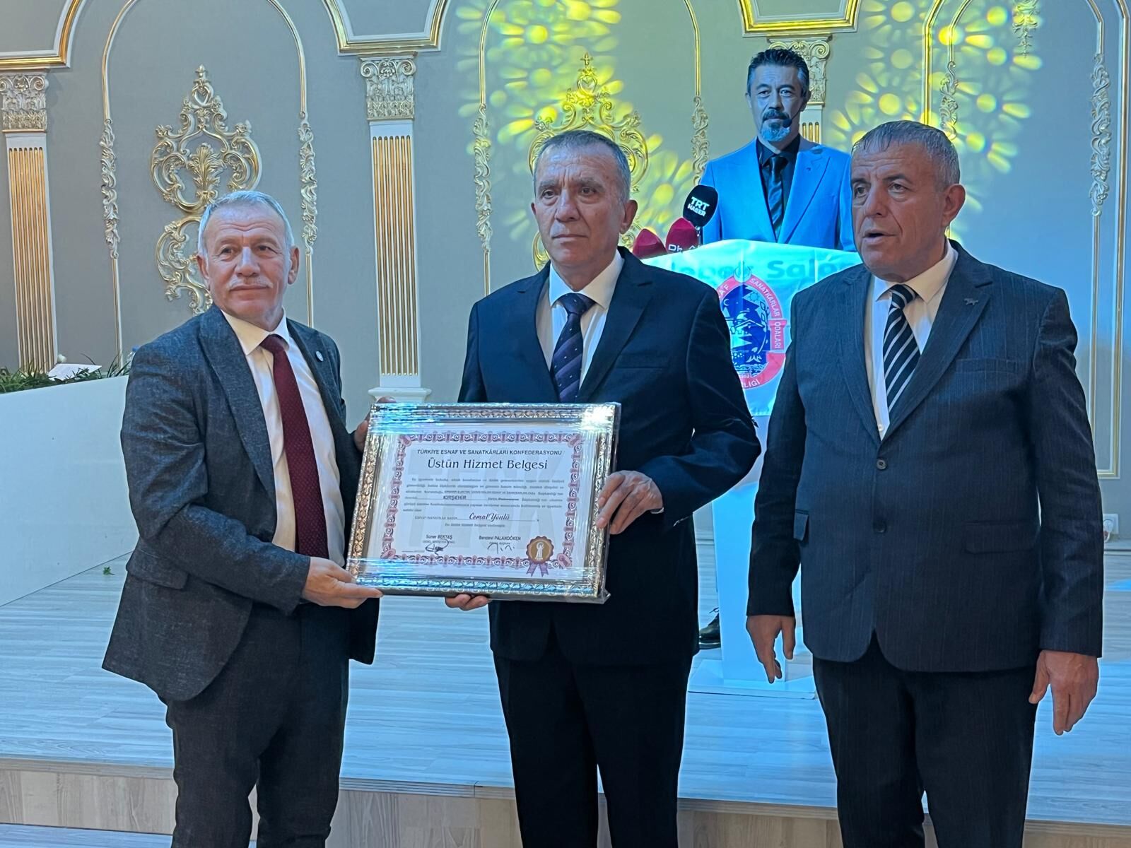 Kırşehir’de Esnaf Gecesi Düzenlendi, Yılın Esnaflarına Üstün Hizmet Belgesi Verildi (21)