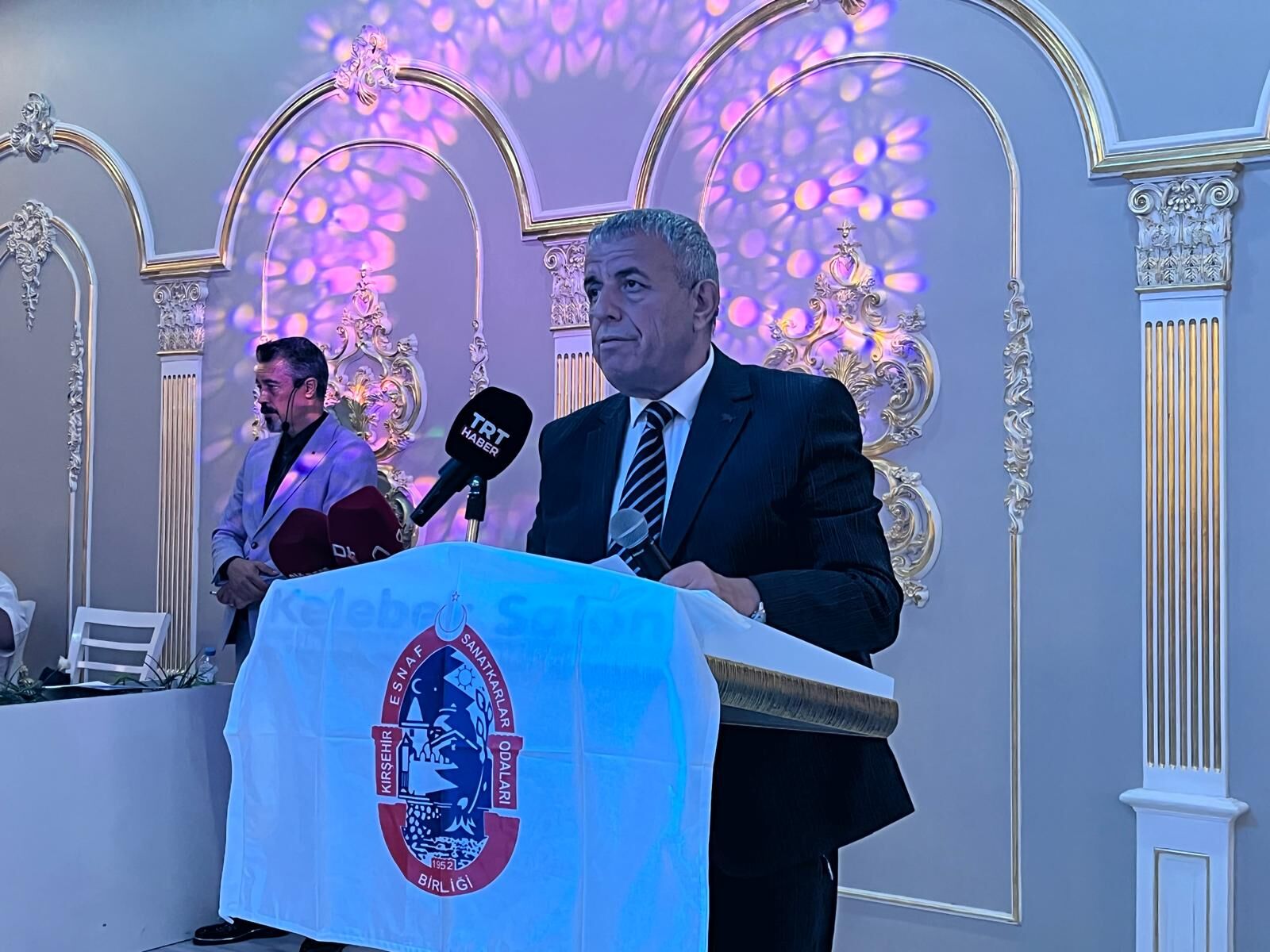 Kırşehir’de Esnaf Gecesi Düzenlendi, Yılın Esnaflarına Üstün Hizmet Belgesi Verildi (25)
