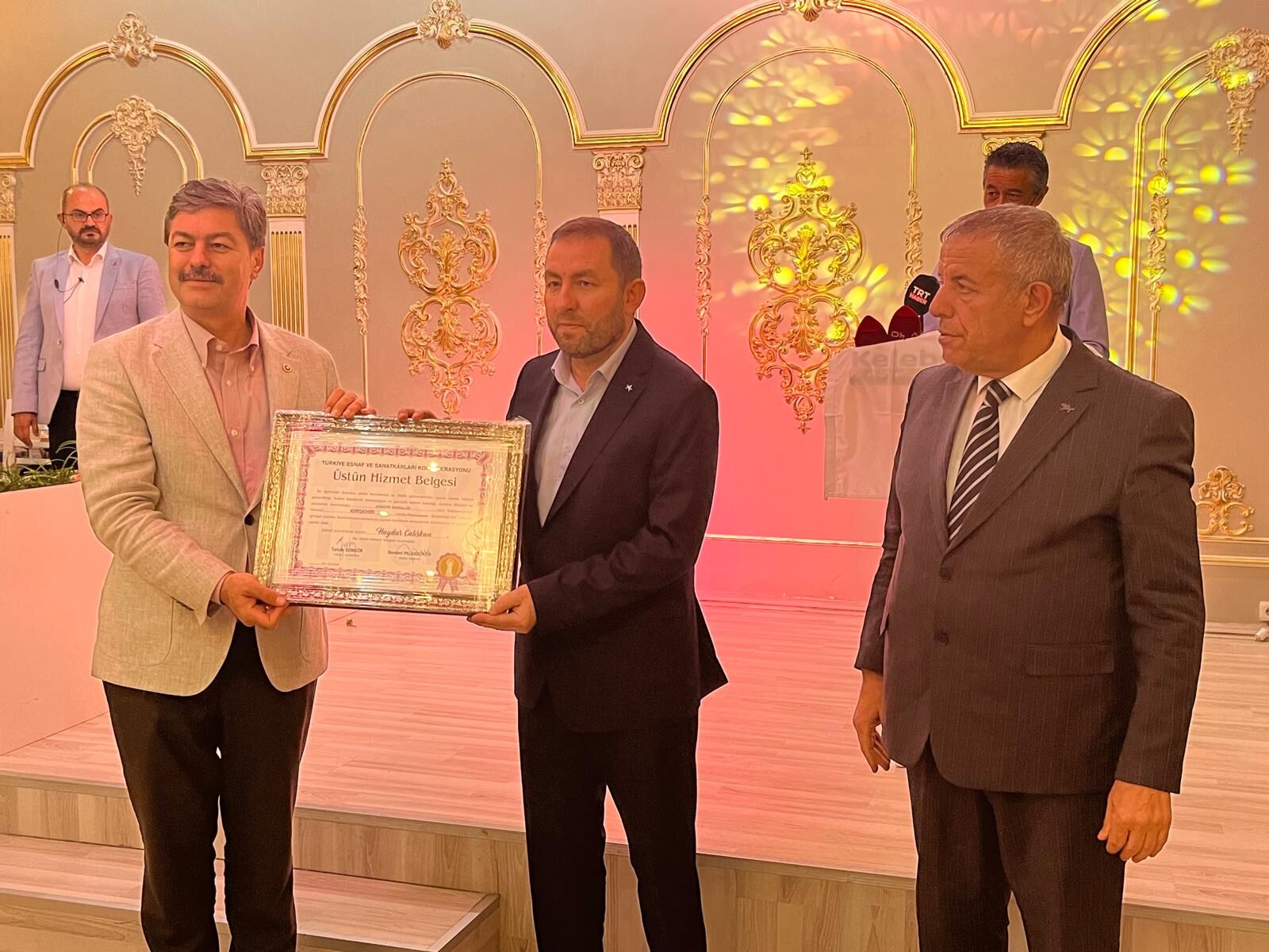 Kırşehir’de Esnaf Gecesi Düzenlendi, Yılın Esnaflarına Üstün Hizmet Belgesi Verildi (27)