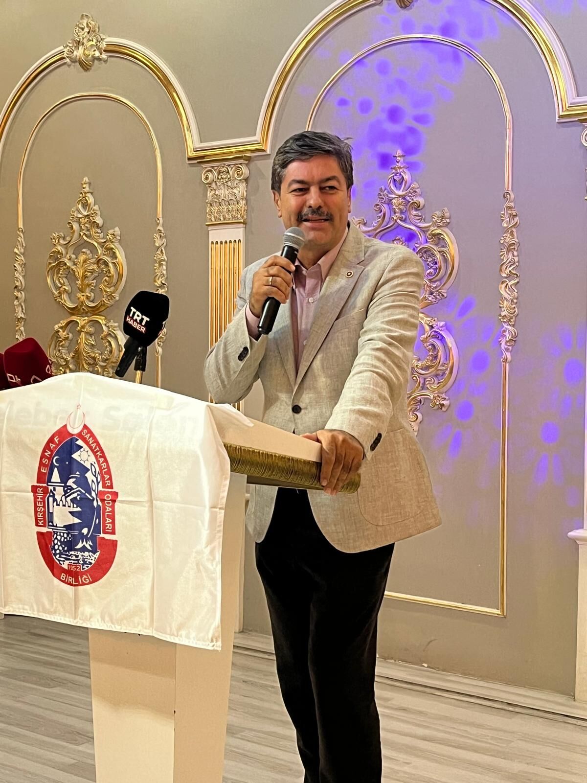 Kırşehir’de Esnaf Gecesi Düzenlendi, Yılın Esnaflarına Üstün Hizmet Belgesi Verildi (3)