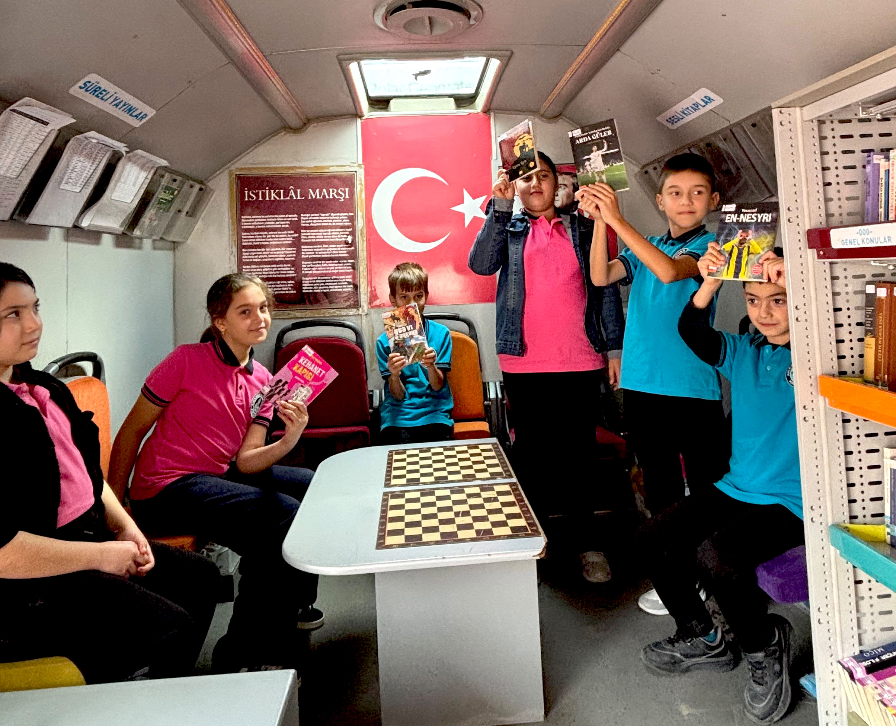 Kırşehir’de Gezici Kütüphane Öğrencilerle Buluştu (1)