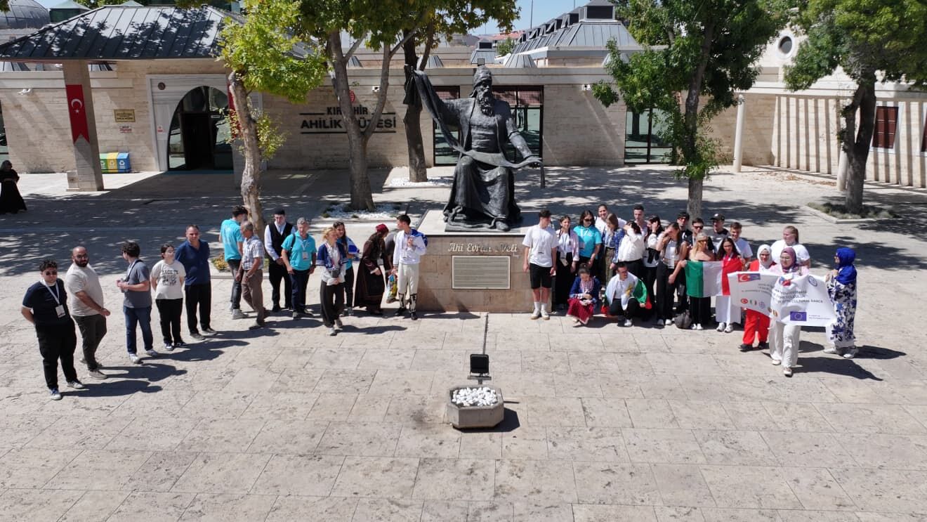 Kırşehir’in Tarihi Mekânlarını 4 Ülkeden Gelen Gençler Gezdi 5