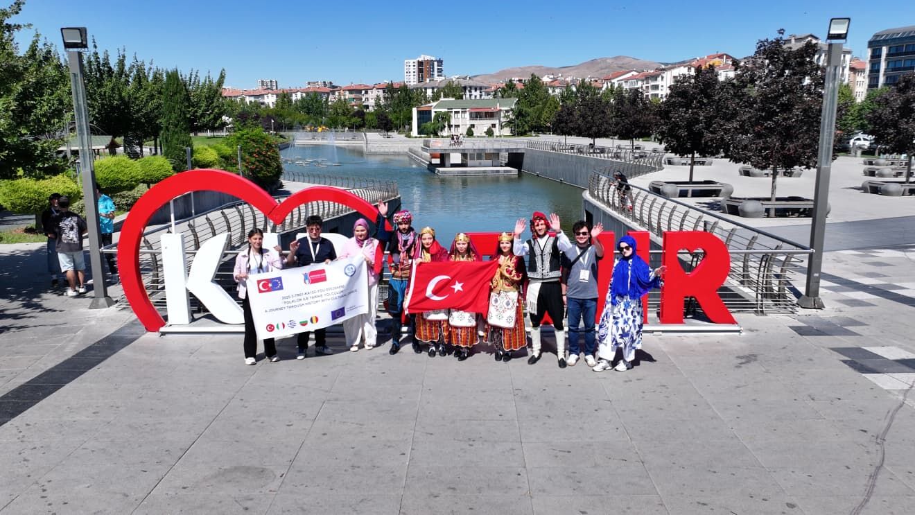 Kırşehir’in Tarihi Mekânlarını 4 Ülkeden Gelen Gençler Gezdi