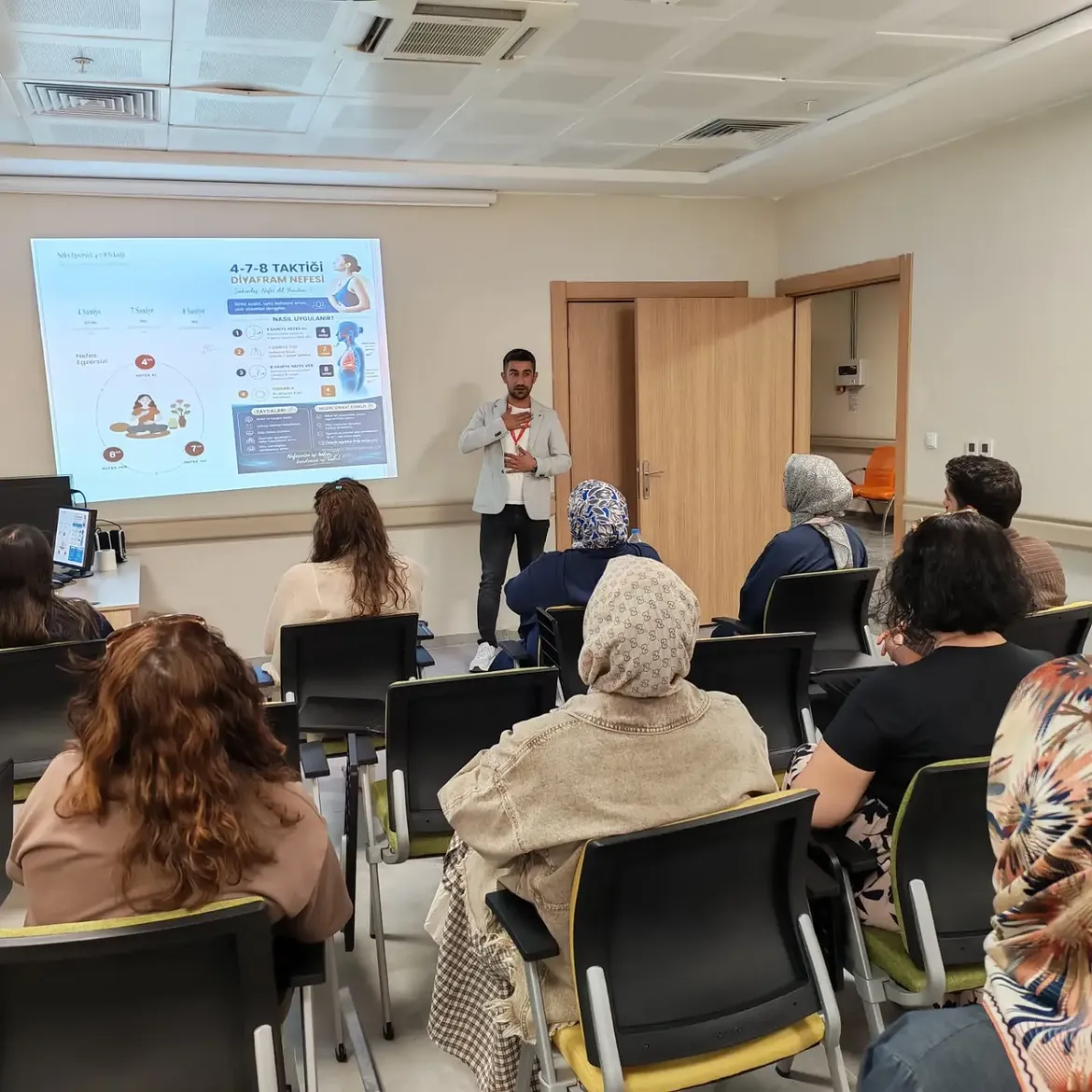 Merkez Shm Bünyesinde Toplantı Salonunda Fizyoterapist Taner Karakoç Tarafından Bir Nefes Bir (1)