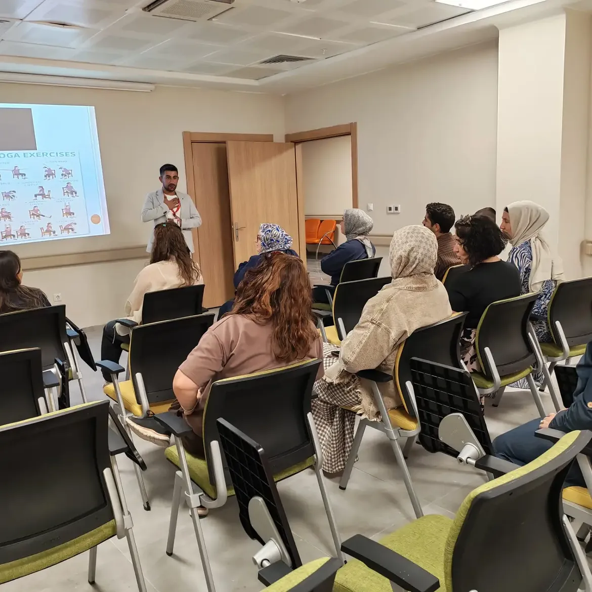 Merkez Shm Bünyesinde Toplantı Salonunda Fizyoterapist Taner Karakoç Tarafından Bir Nefes Bir