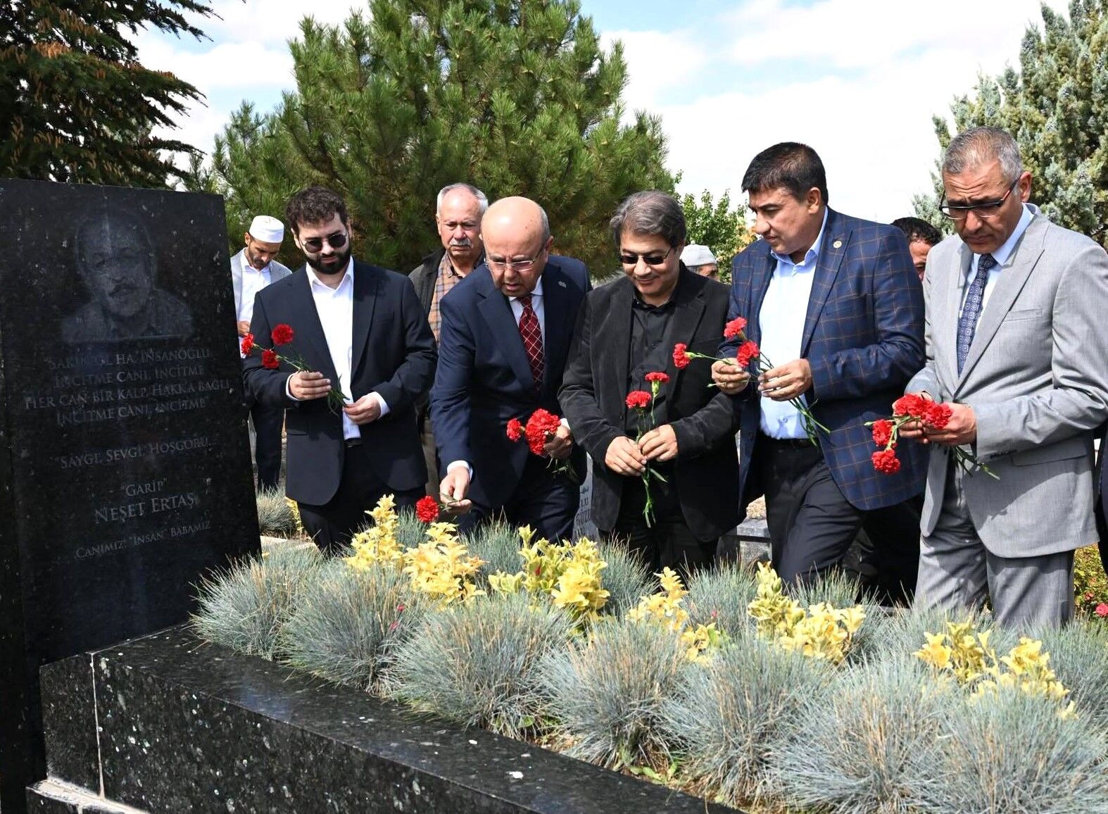 Neşet Ertaş’ın Kabri Başında Anıldı (1)