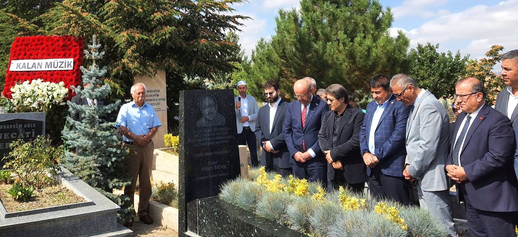 Neşet Ertaş’ın Kabri Başında Anıldı (4)