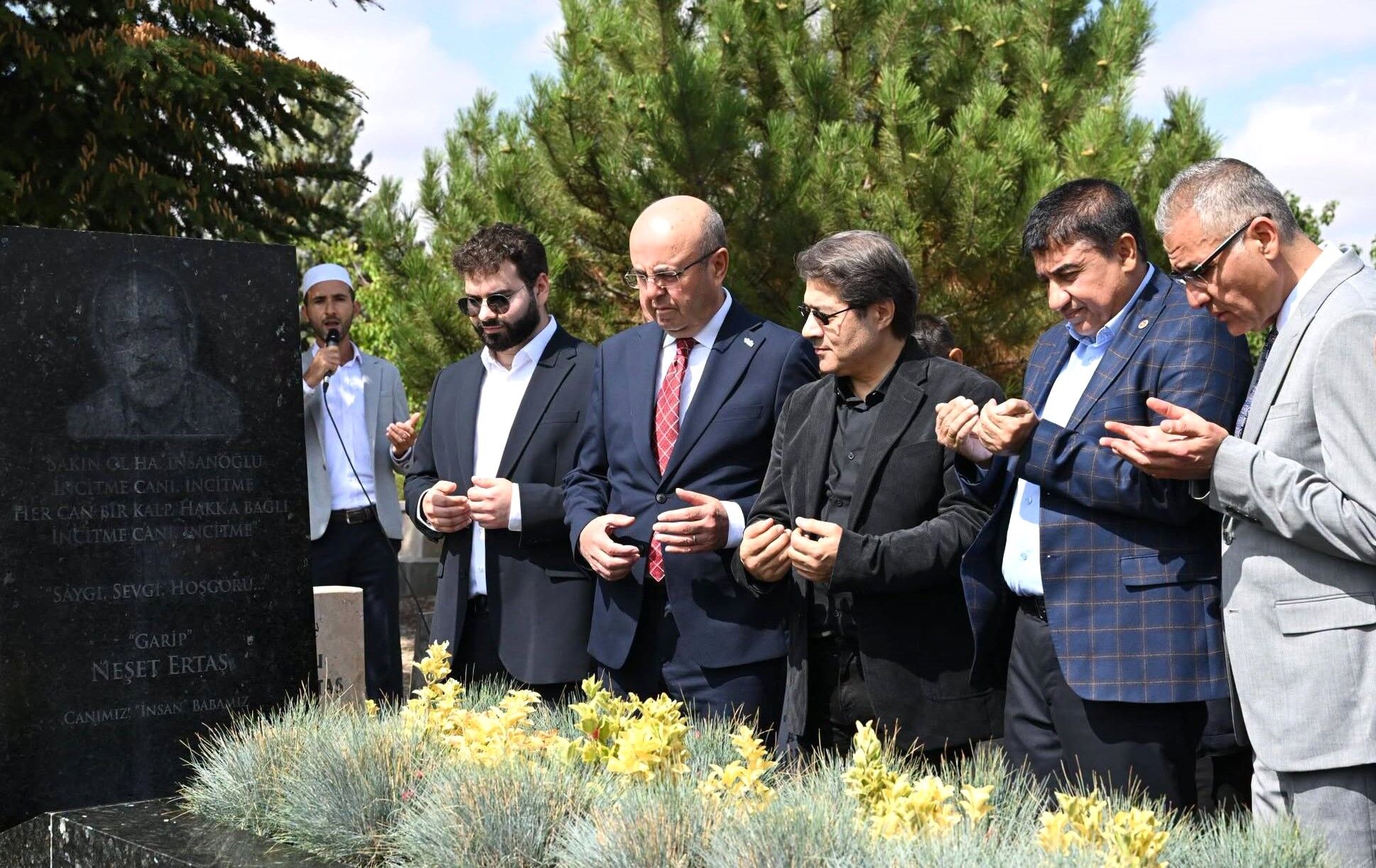 Neşet Ertaş’ın Kabri Başında Anıldı (6)