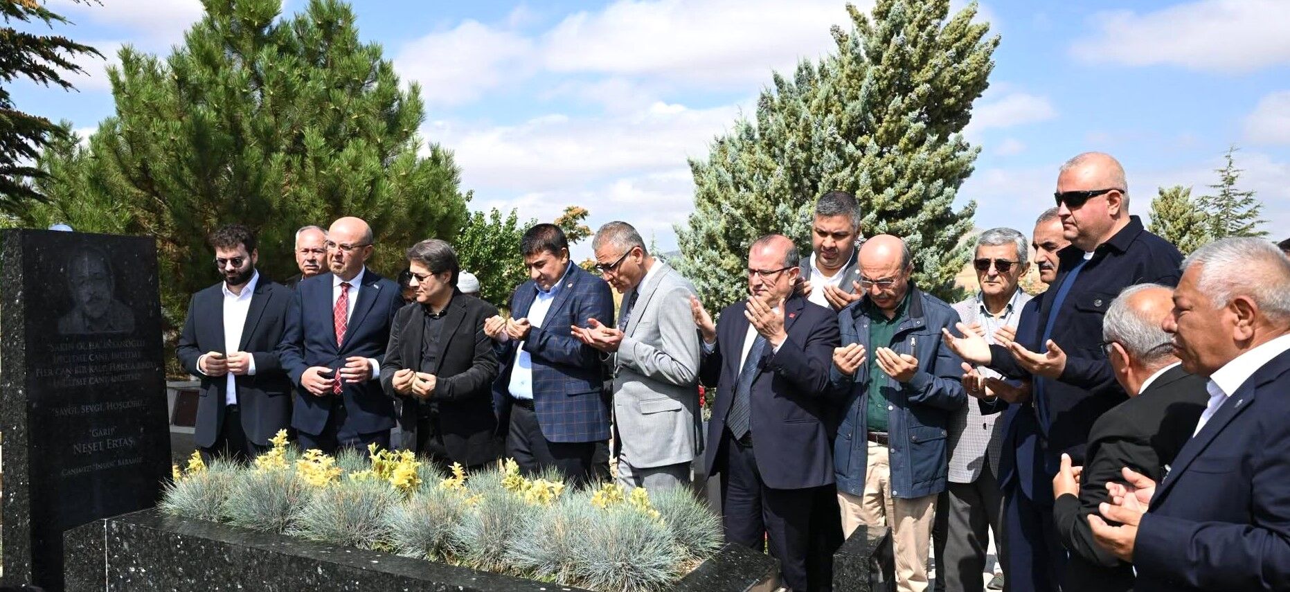 Neşet Ertaş’ın Kabri Başında Anıldı (7)