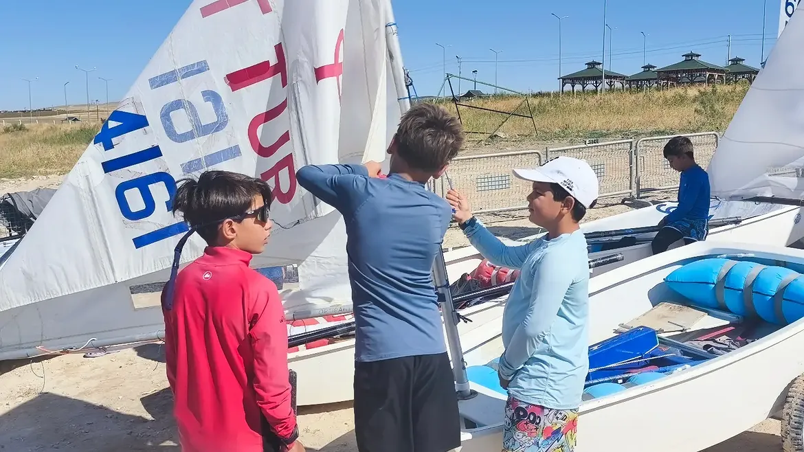 💨 Rüzgar Bi̇zden Yana, Kirşehi̇r’de Yelkenler Fora! ⛵🔥Denizi Olmasa Da Yüreği Fırtına Gibi Esen