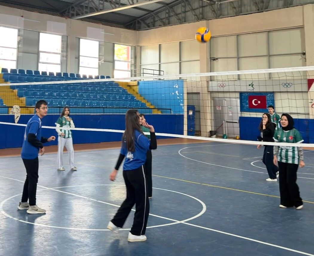 Çiçekdağı’nda Heyecan Tavan Yaptı! Gençler Voleybol Turnuvasında Fileye Bastı (1)