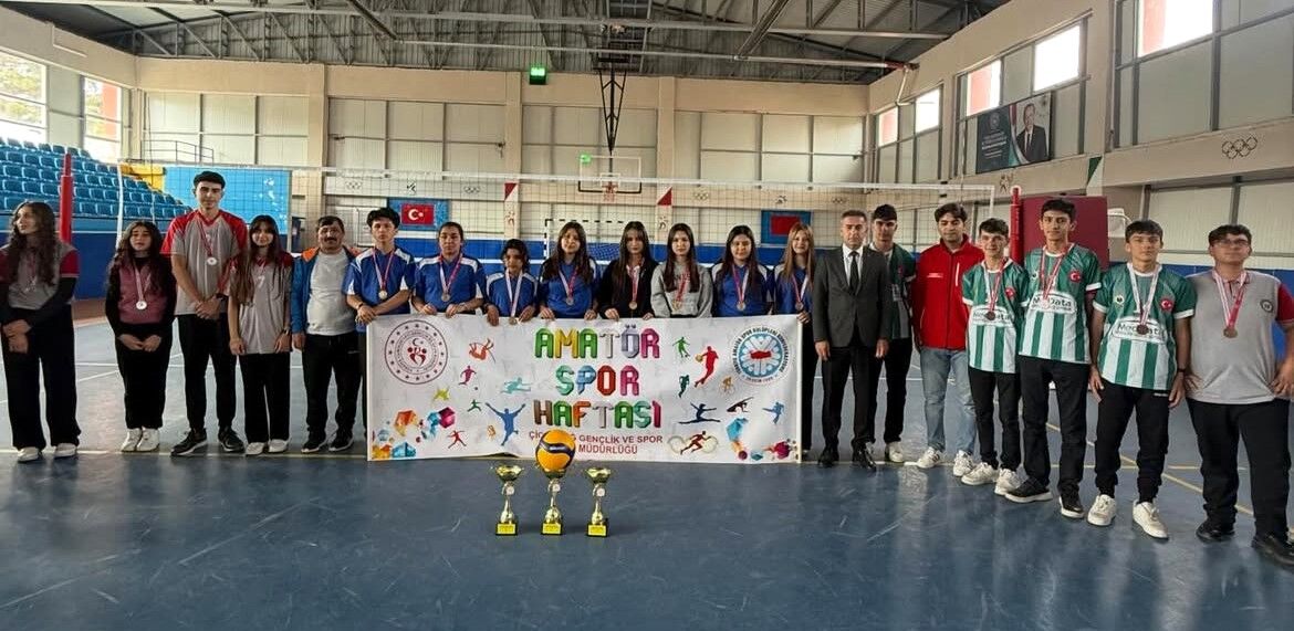Çiçekdağı’nda Heyecan Tavan Yaptı! Gençler Voleybol Turnuvasında Fileye Bastı (2)