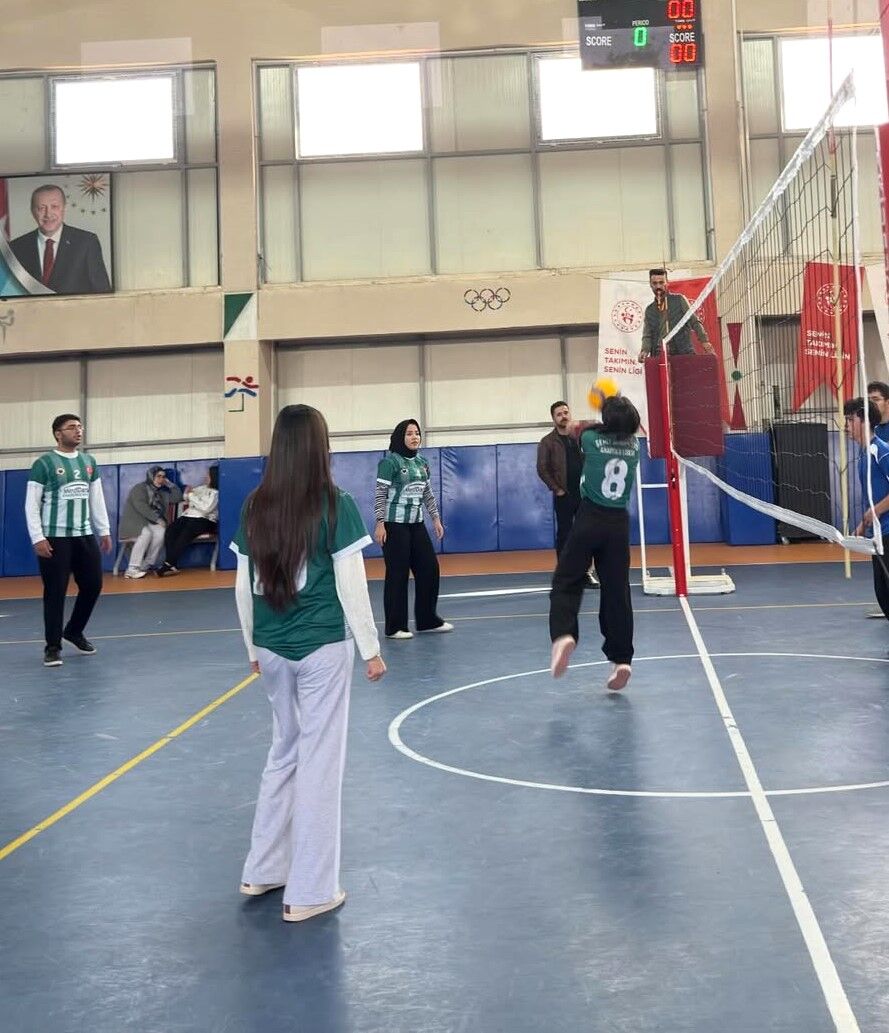 Çiçekdağı’nda Heyecan Tavan Yaptı! Gençler Voleybol Turnuvasında Fileye Bastı (3)