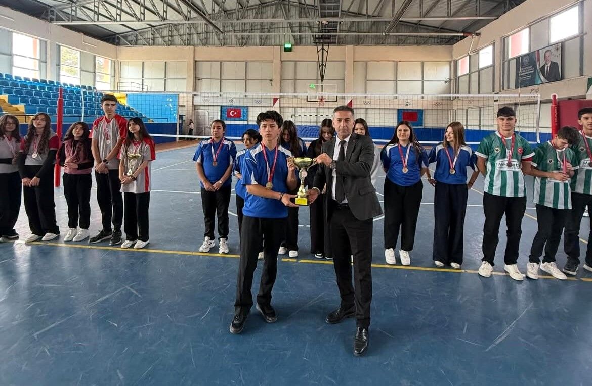 Çiçekdağı’nda Heyecan Tavan Yaptı! Gençler Voleybol Turnuvasında Fileye Bastı (4)