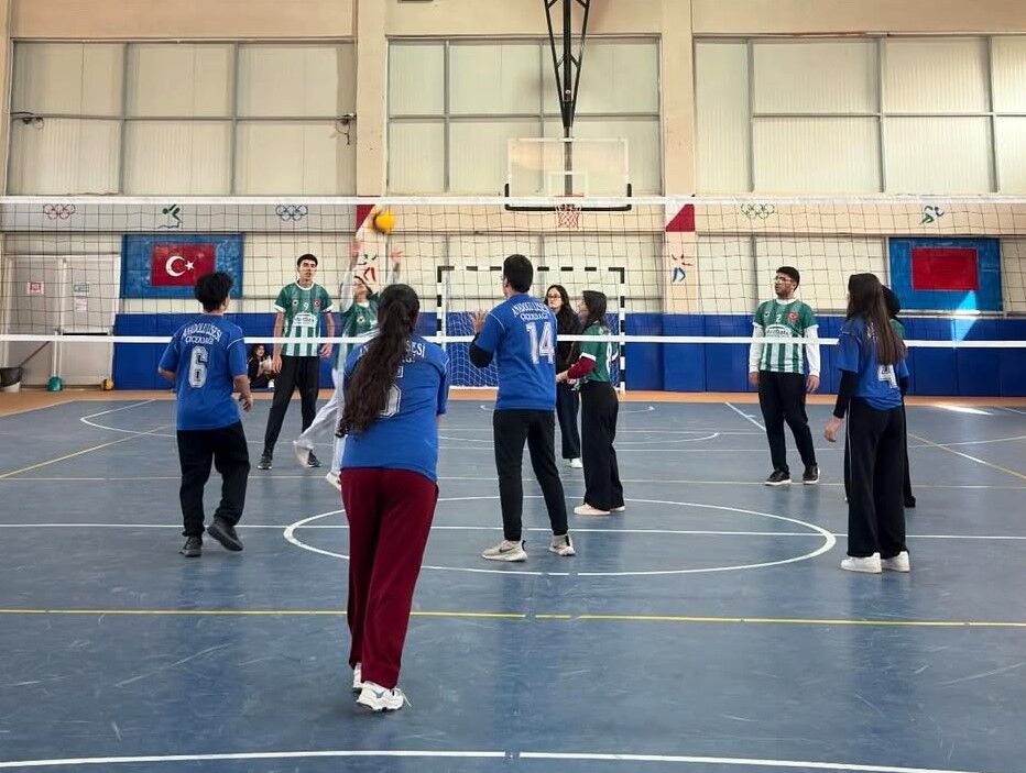 Çiçekdağı’nda Heyecan Tavan Yaptı! Gençler Voleybol Turnuvasında Fileye Bastı (5)