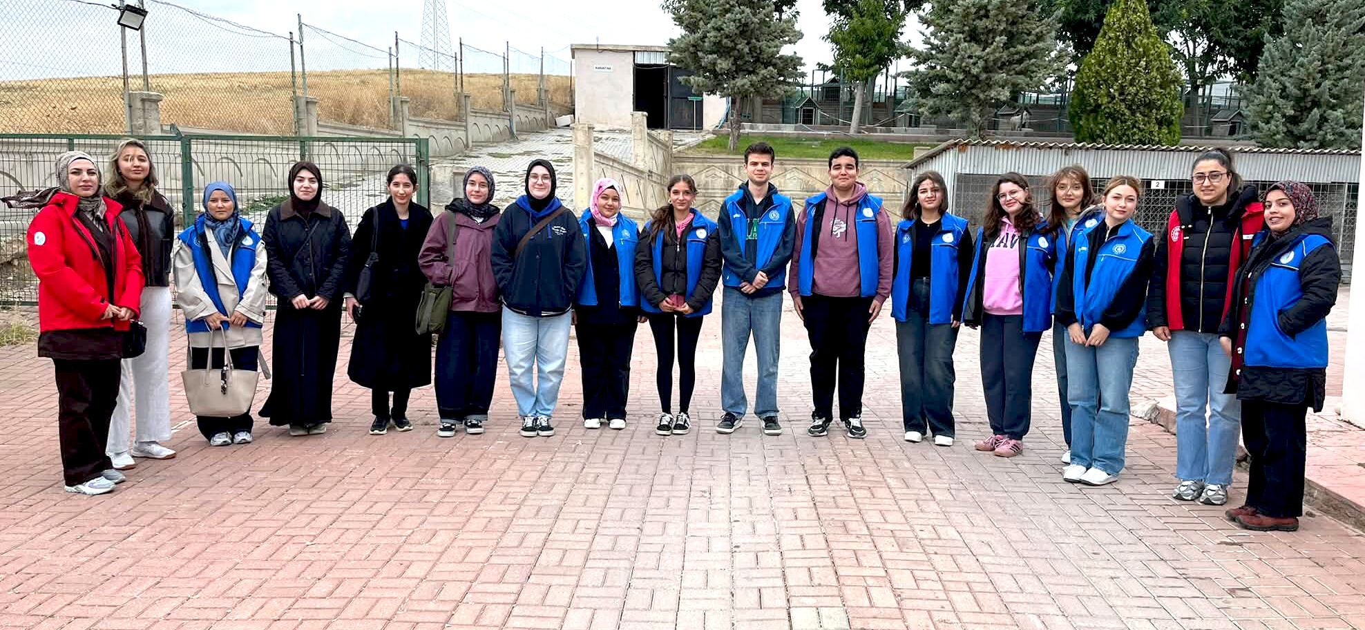 Gençler, Barınaktaki Can Dostlarını Yalnız Bırakmadı (5)