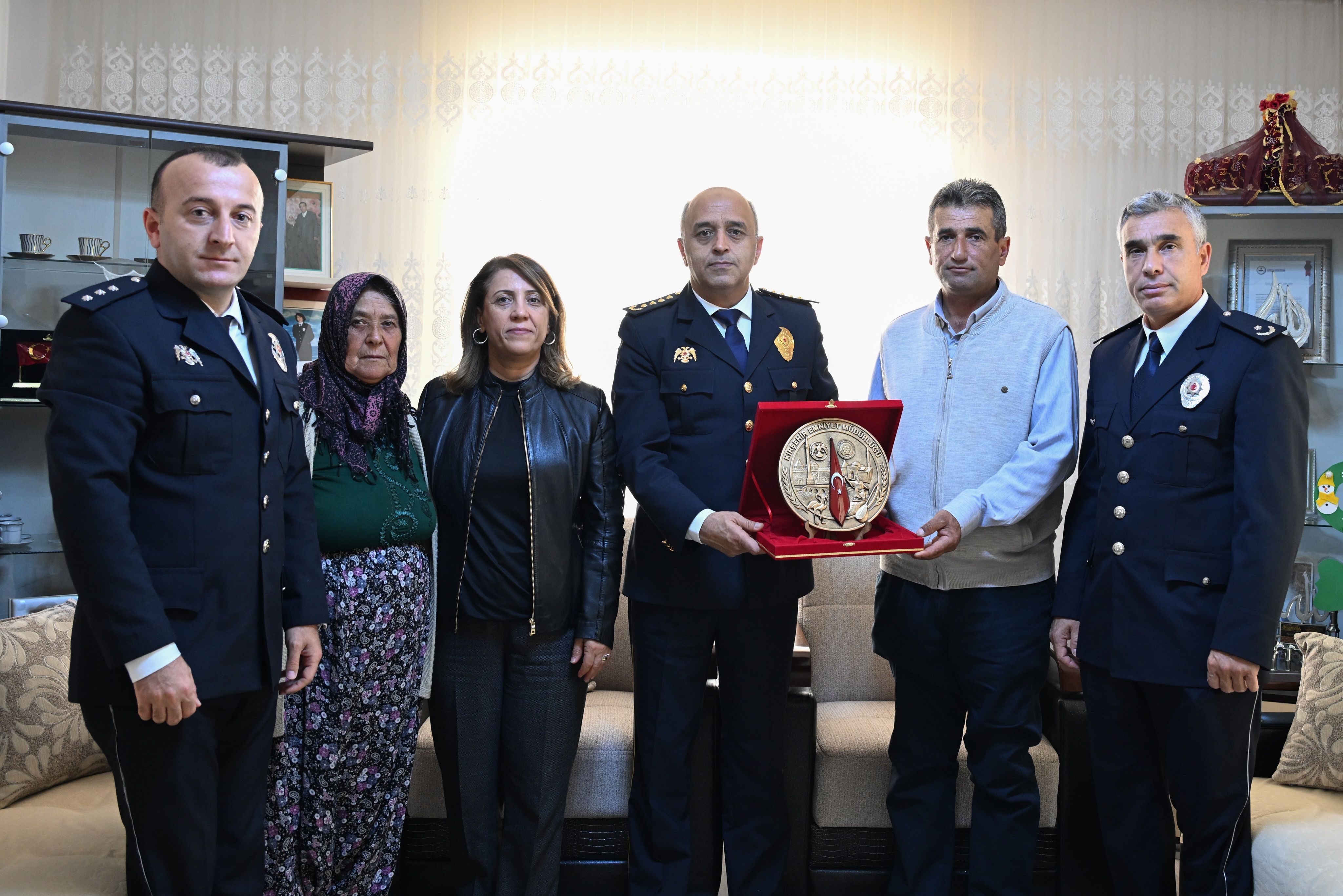 İl Emniyet Müdürümüz Sayın Dr. @Mesutgorucuresmi , Eşi Sayın Suna Görücü Hanımefendi Ve Personel (1)