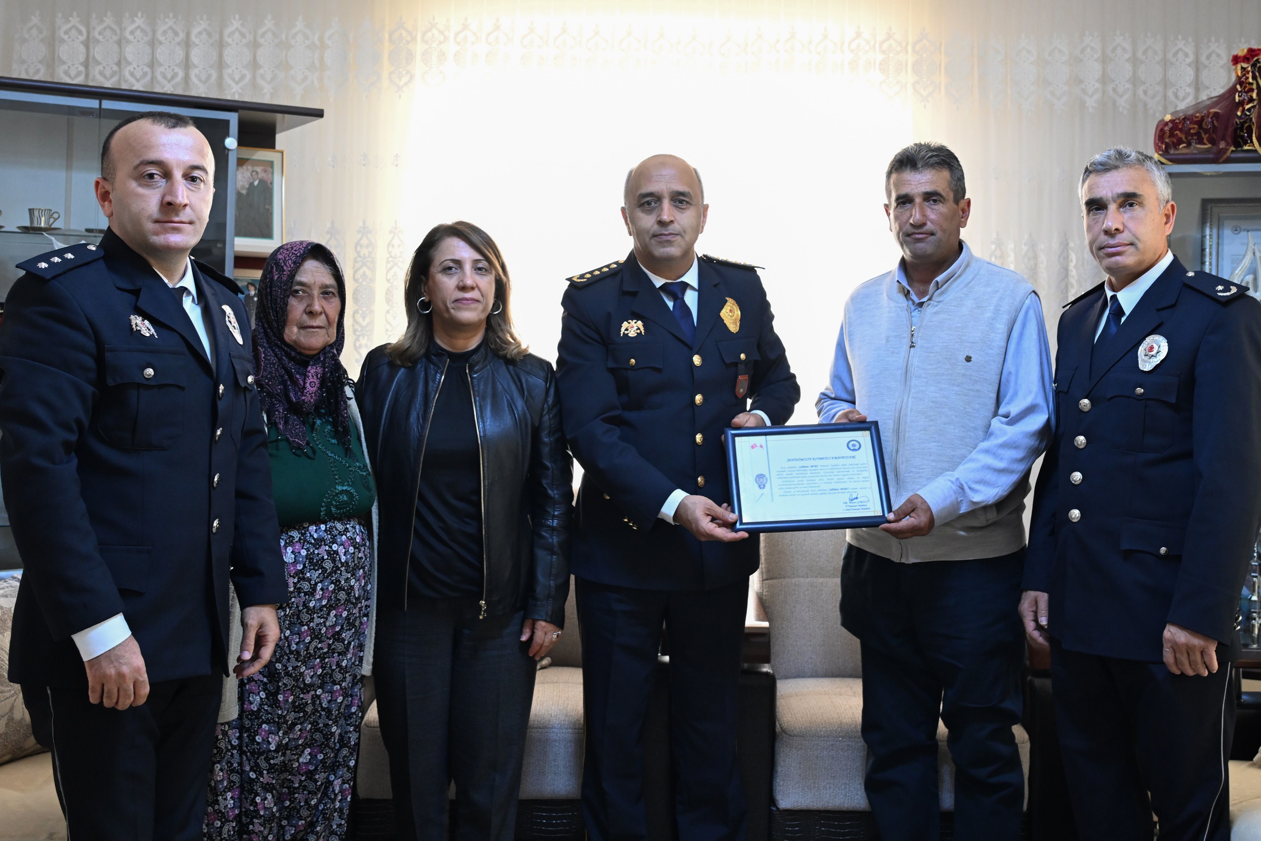 İl Emniyet Müdürümüz Sayın Dr. @Mesutgorucuresmi , Eşi Sayın Suna Görücü Hanımefendi Ve Personel (2)