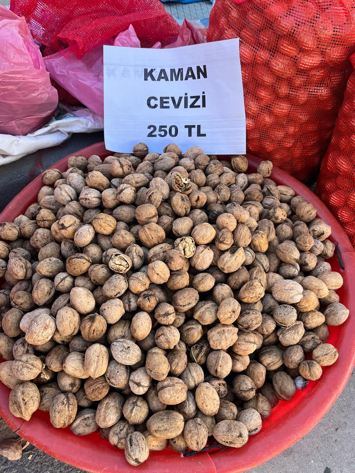Kaman’da Ceviz Tezgâhları Doldu Taştı! Tezgâhlardaki Sözler Gülümsetti (14)