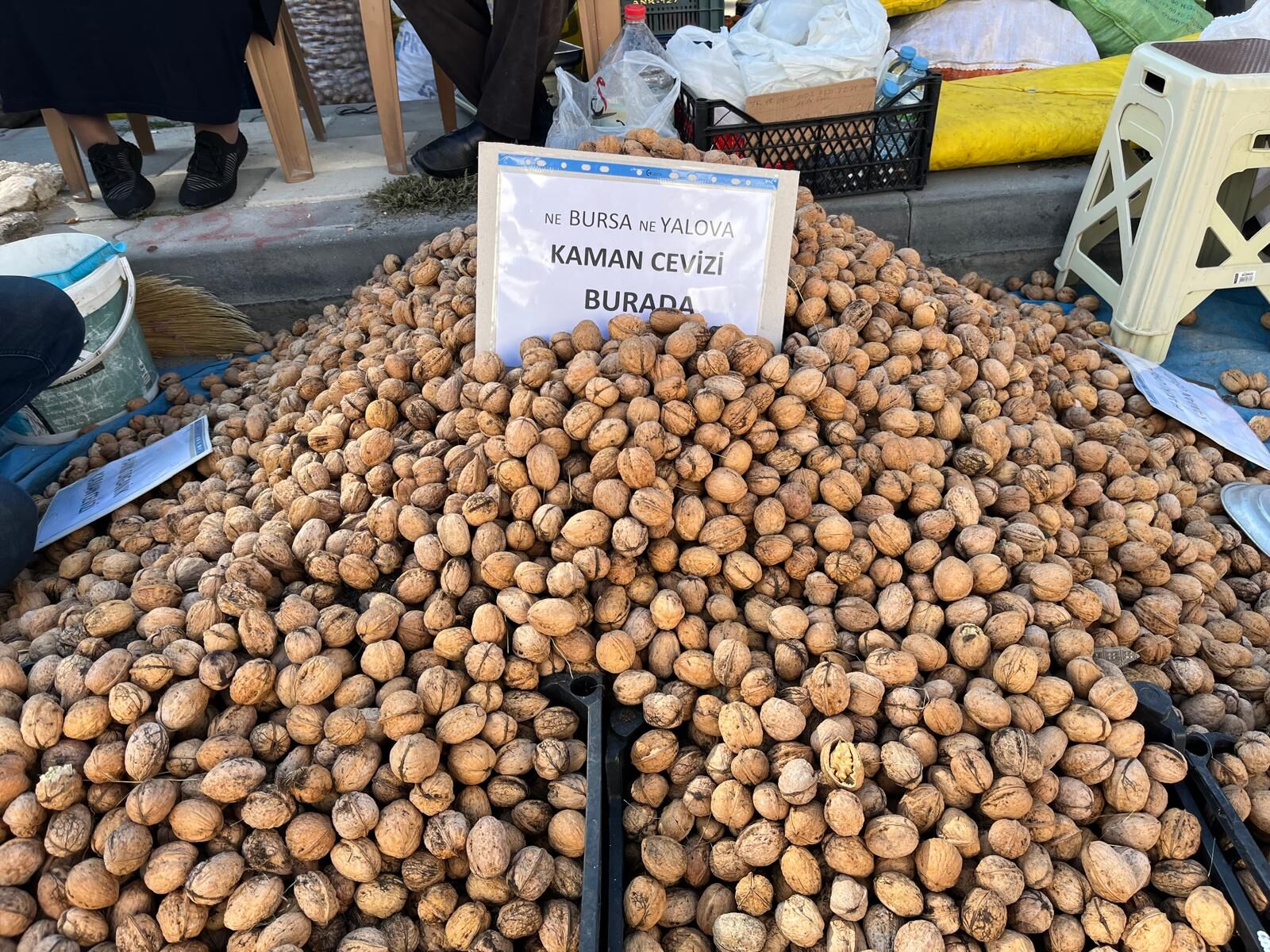Kaman’da Ceviz Tezgâhları Doldu Taştı! Tezgâhlardaki Sözler Gülümsetti (16)