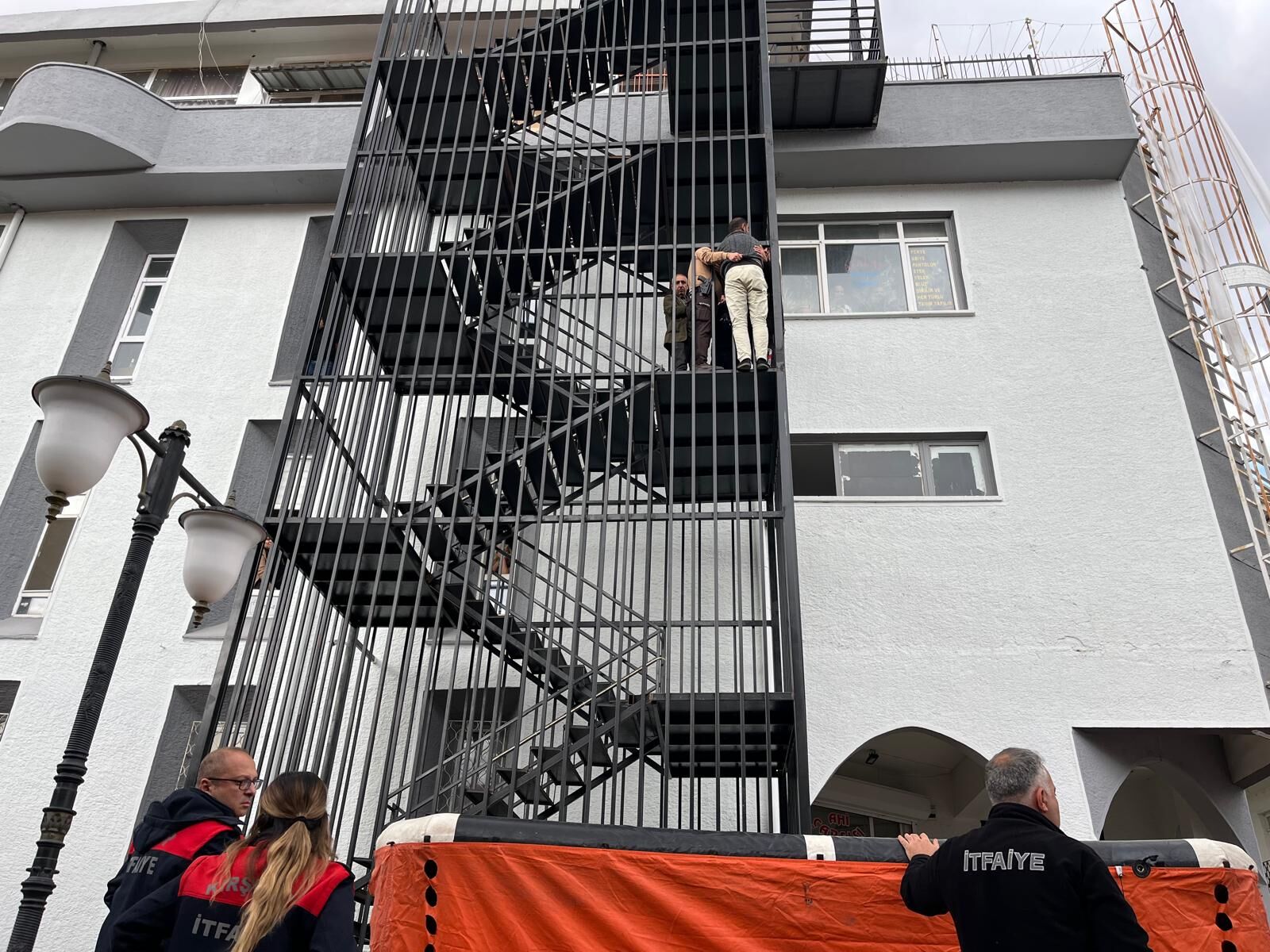 Kırşehir Ahi Çarşısı’nda Ekiplerin Müdahalesiyle Bir Kişi Kurtarıldı (2)