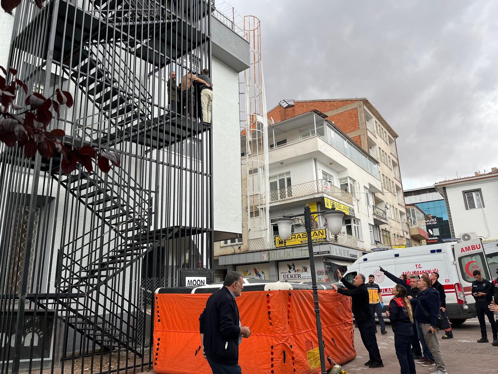 Kırşehir Ahi Çarşısı’nda Ekiplerin Müdahalesiyle Bir Kişi Kurtarıldı (3)