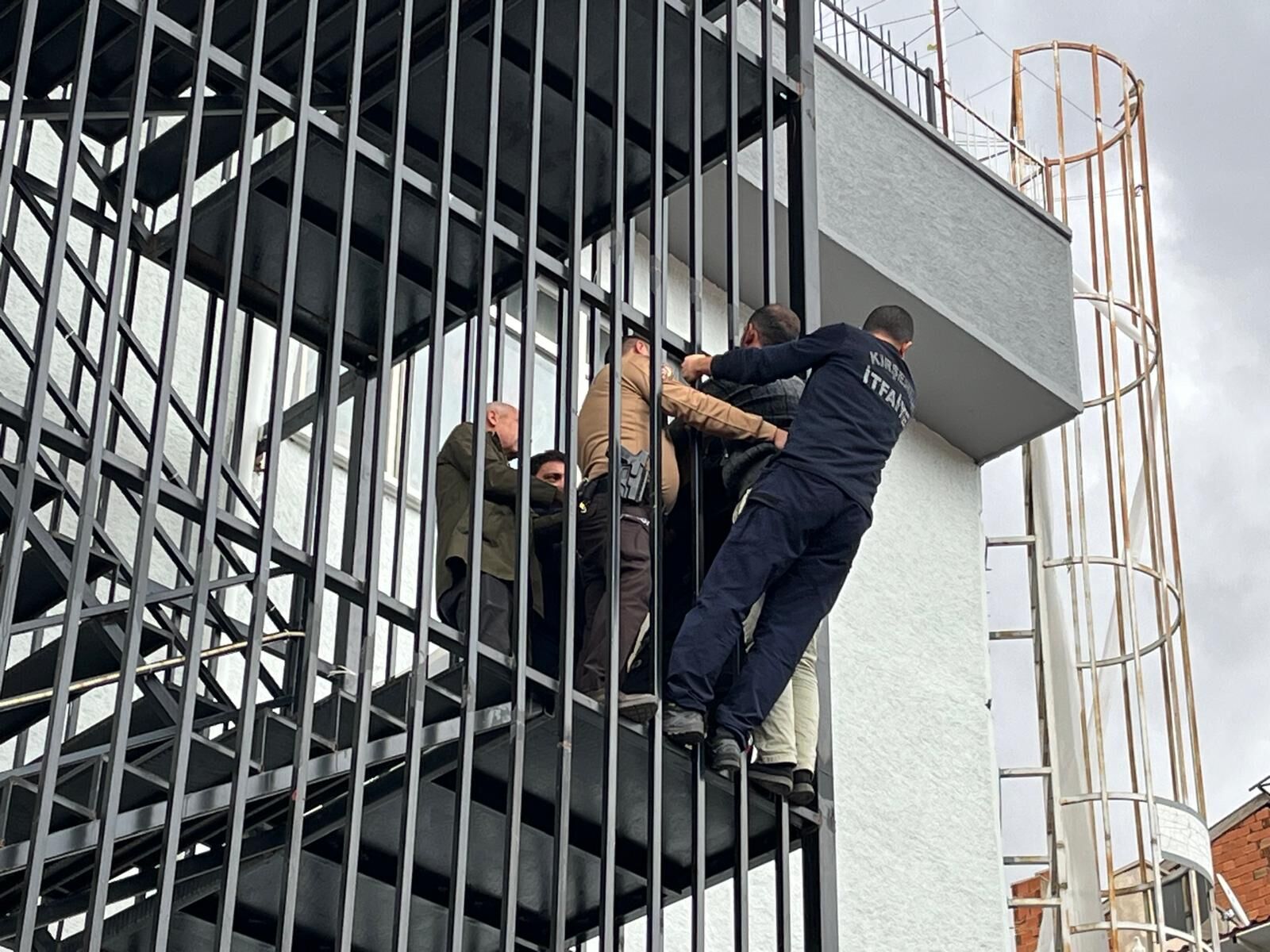 Kırşehir Ahi Çarşısı’nda Ekiplerin Müdahalesiyle Bir Kişi Kurtarıldı (4)