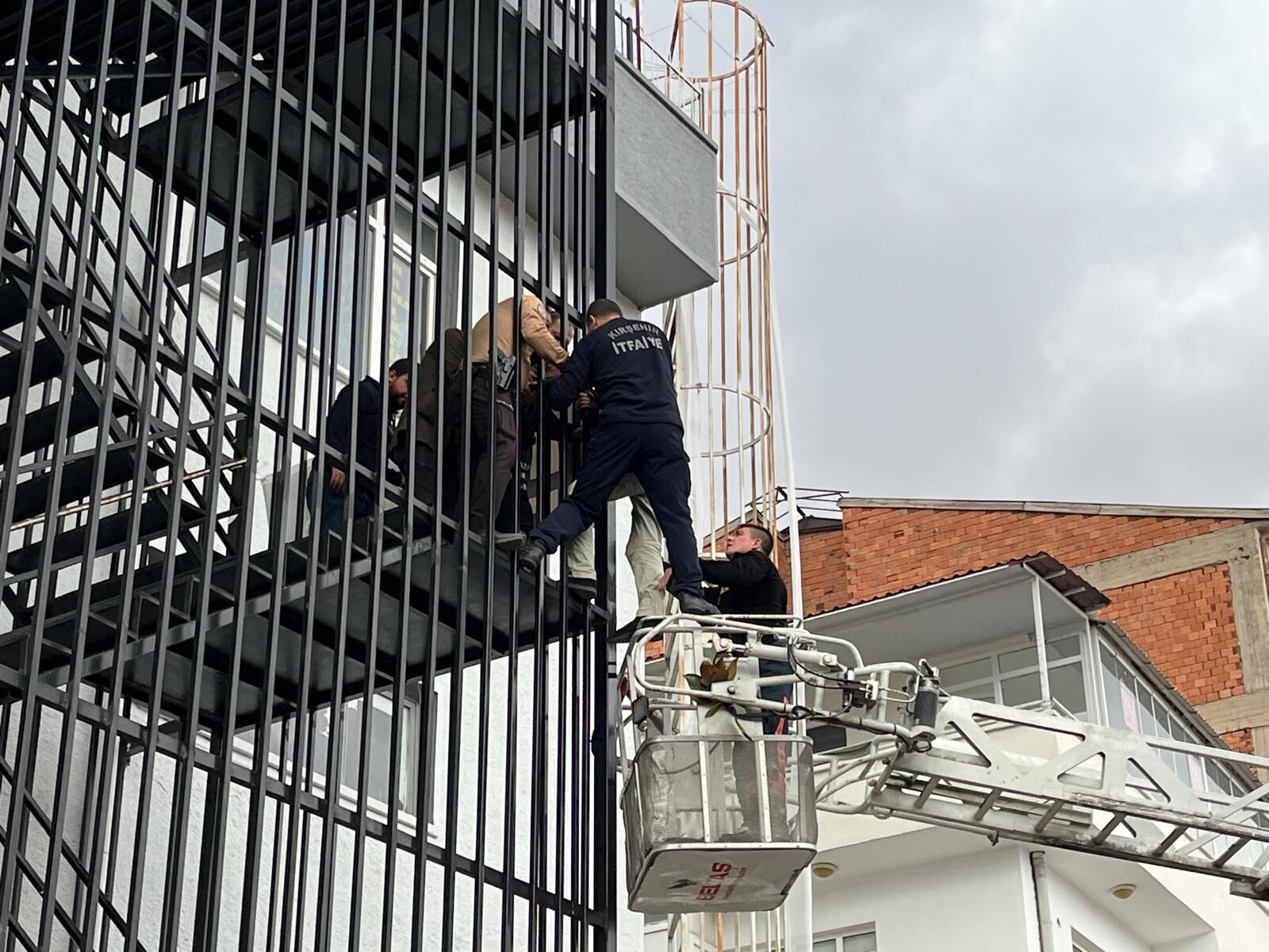 Kırşehir Ahi Çarşısı’nda Ekiplerin Müdahalesiyle Bir Kişi Kurtarıldı (5)
