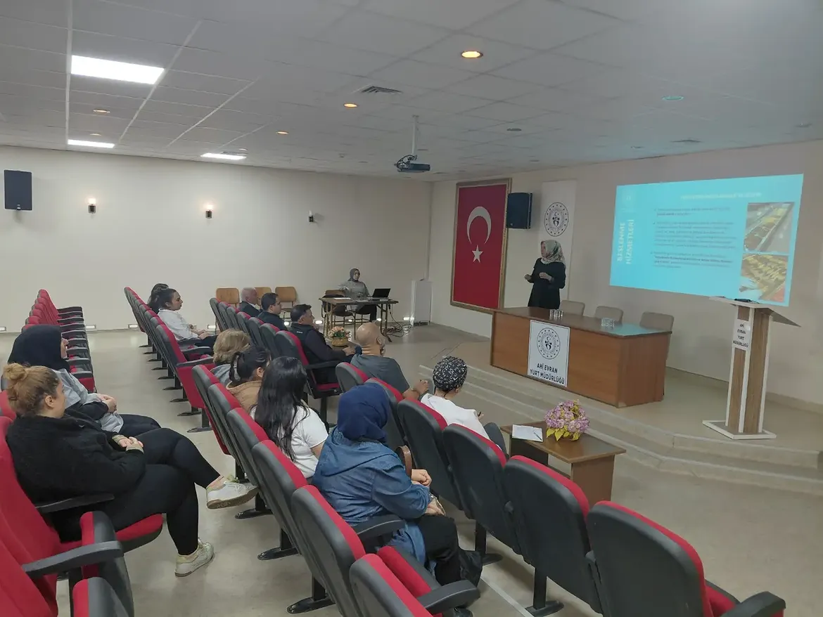 Kırşehir Ahi Yurdu’nda Personele Beslenme Hizmetleri Eğitimi Verildi 1 (1)